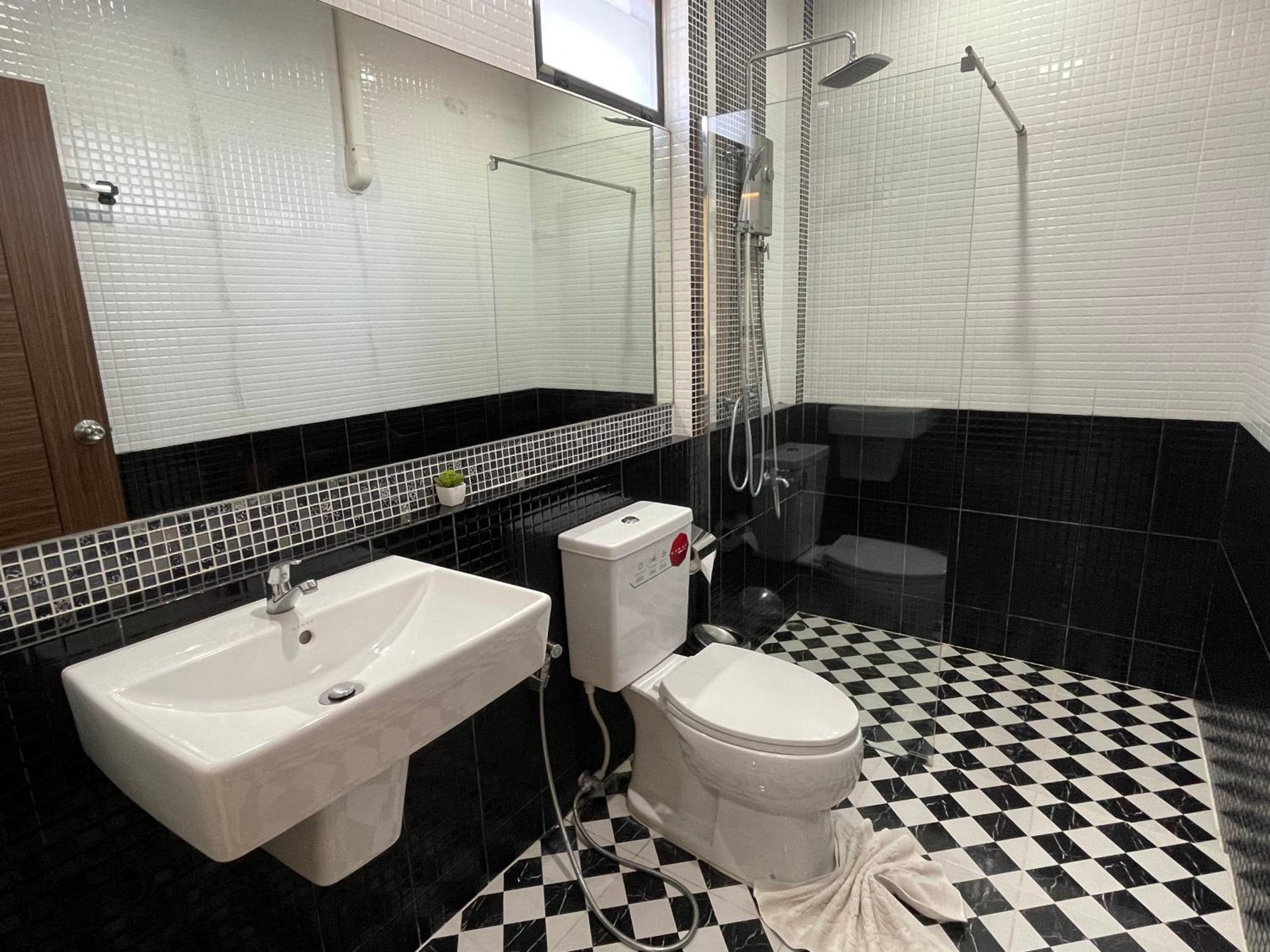 Deluxe Family Suite - Photo 3