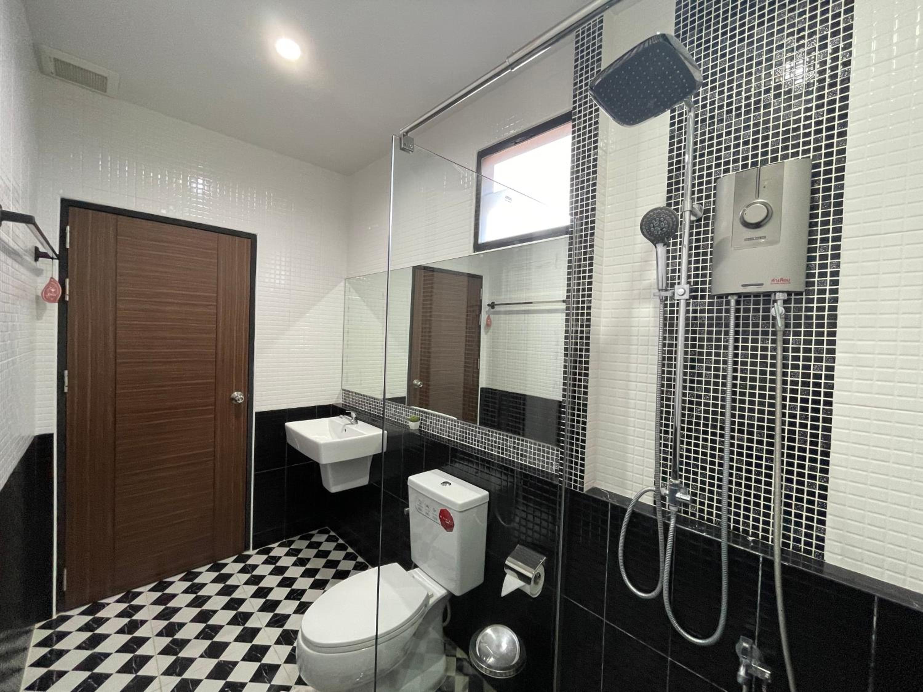 Deluxe Family Suite - Photo 4