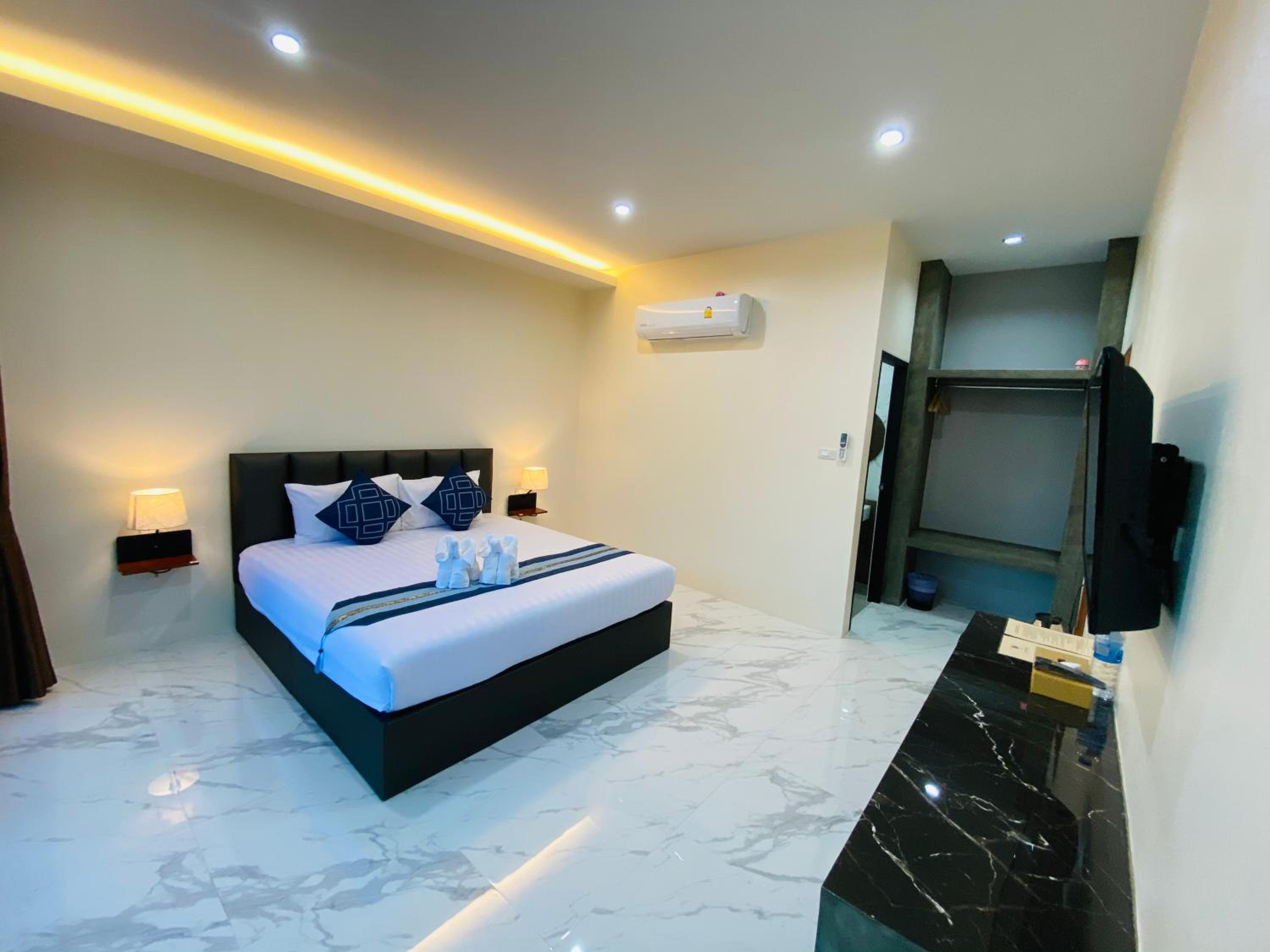 Deluxe Double Room - Photo 9