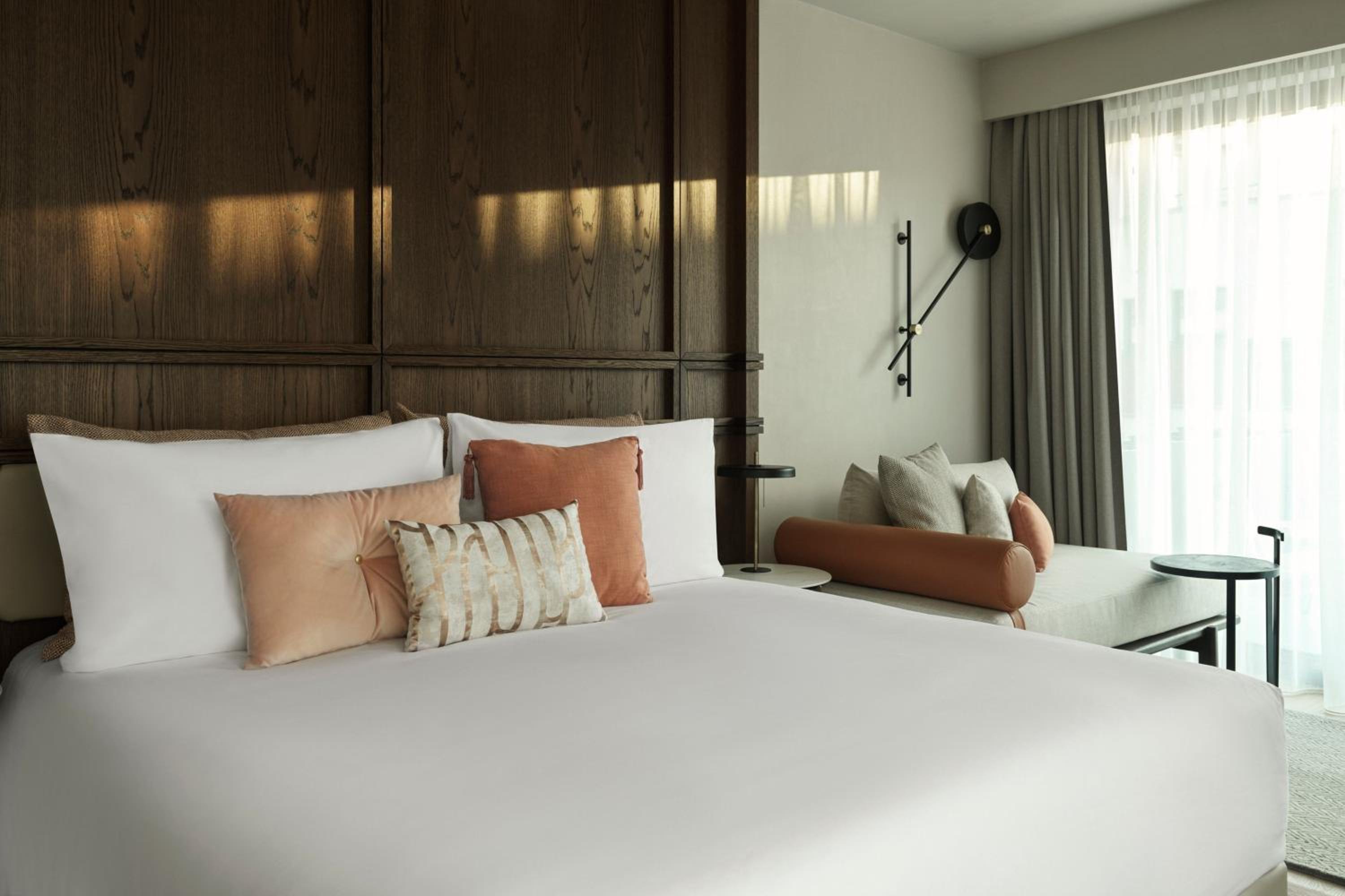 Superior King Room with Urban View and some with Balcony - Photo 13