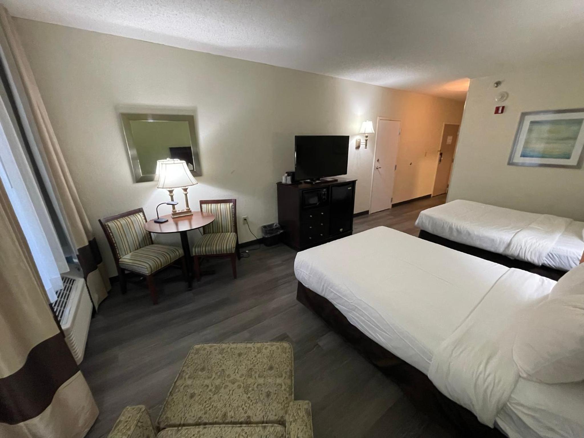Queen Room with Two Queen Beds - Non Smoking - Photo 3