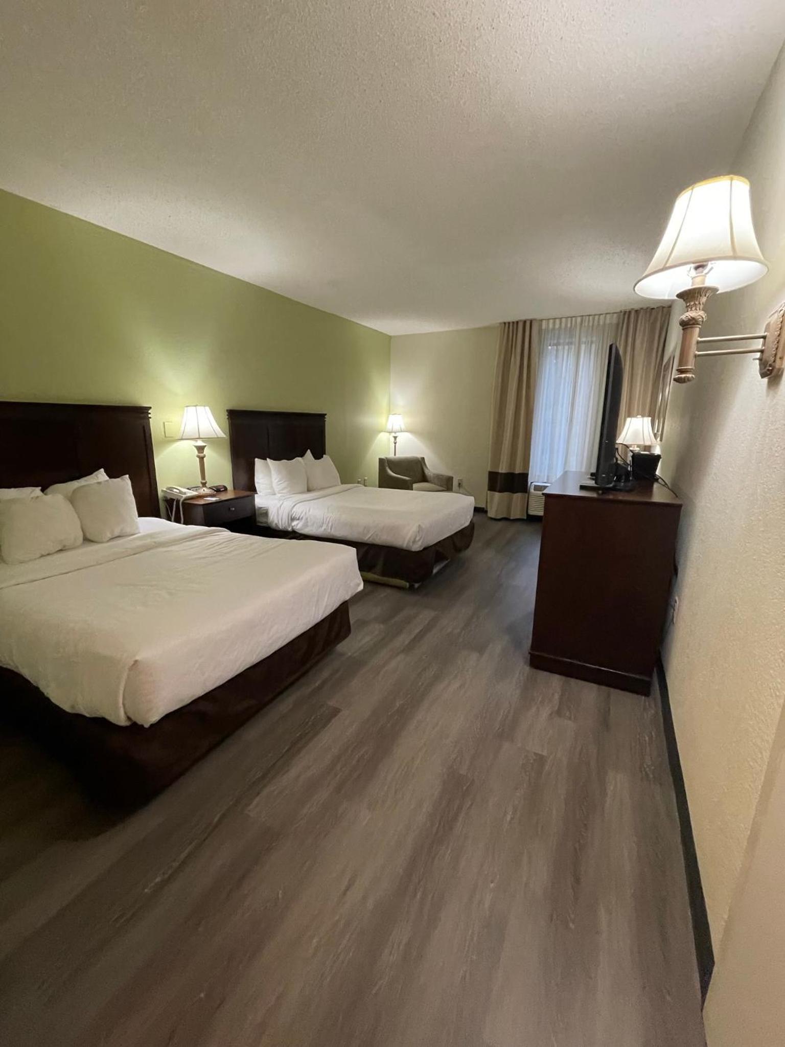 Queen Room with Two Queen Beds - Non Smoking - Photo 8