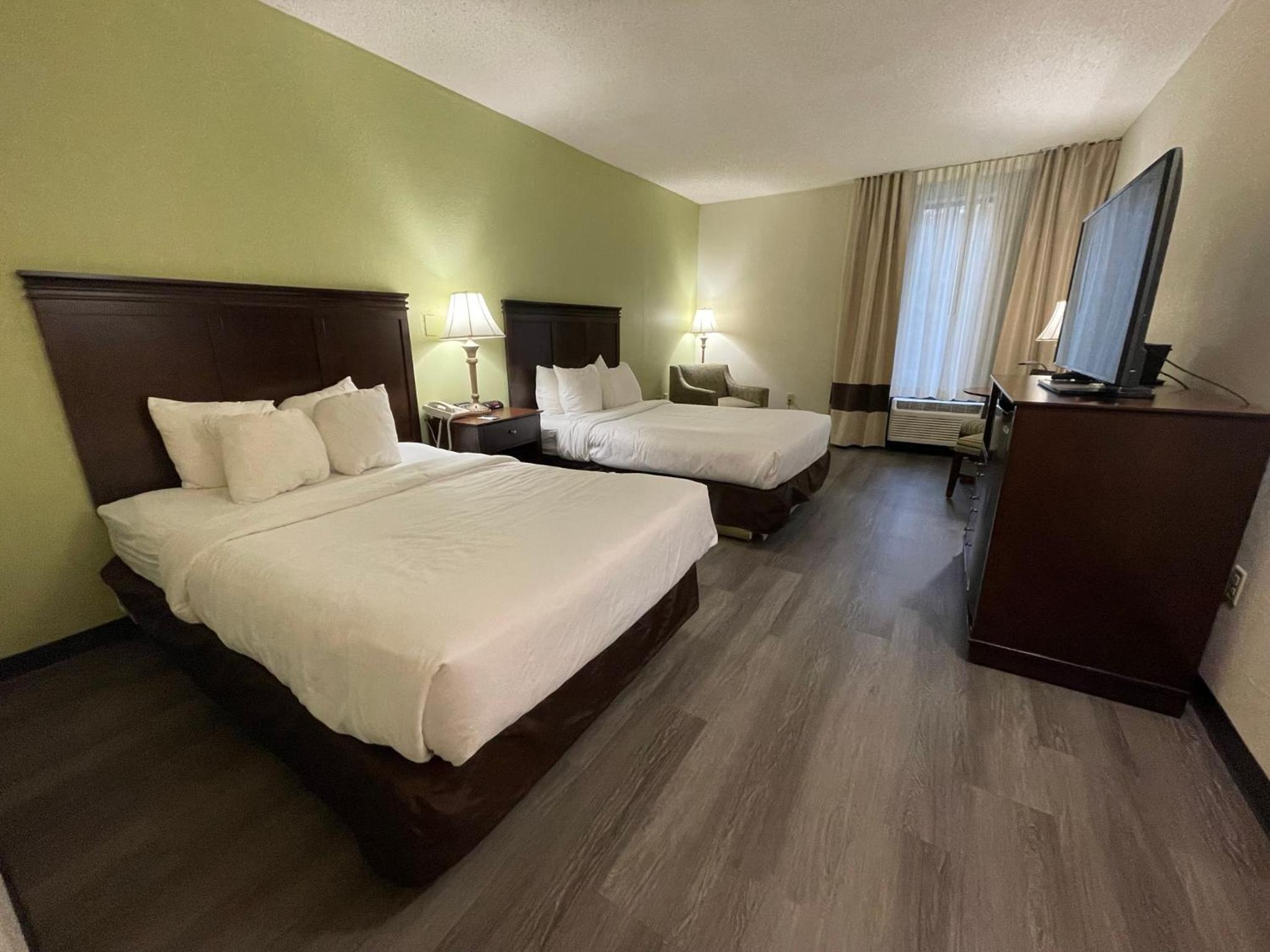 Queen Room with Two Queen Beds - Non Smoking - Photo 2