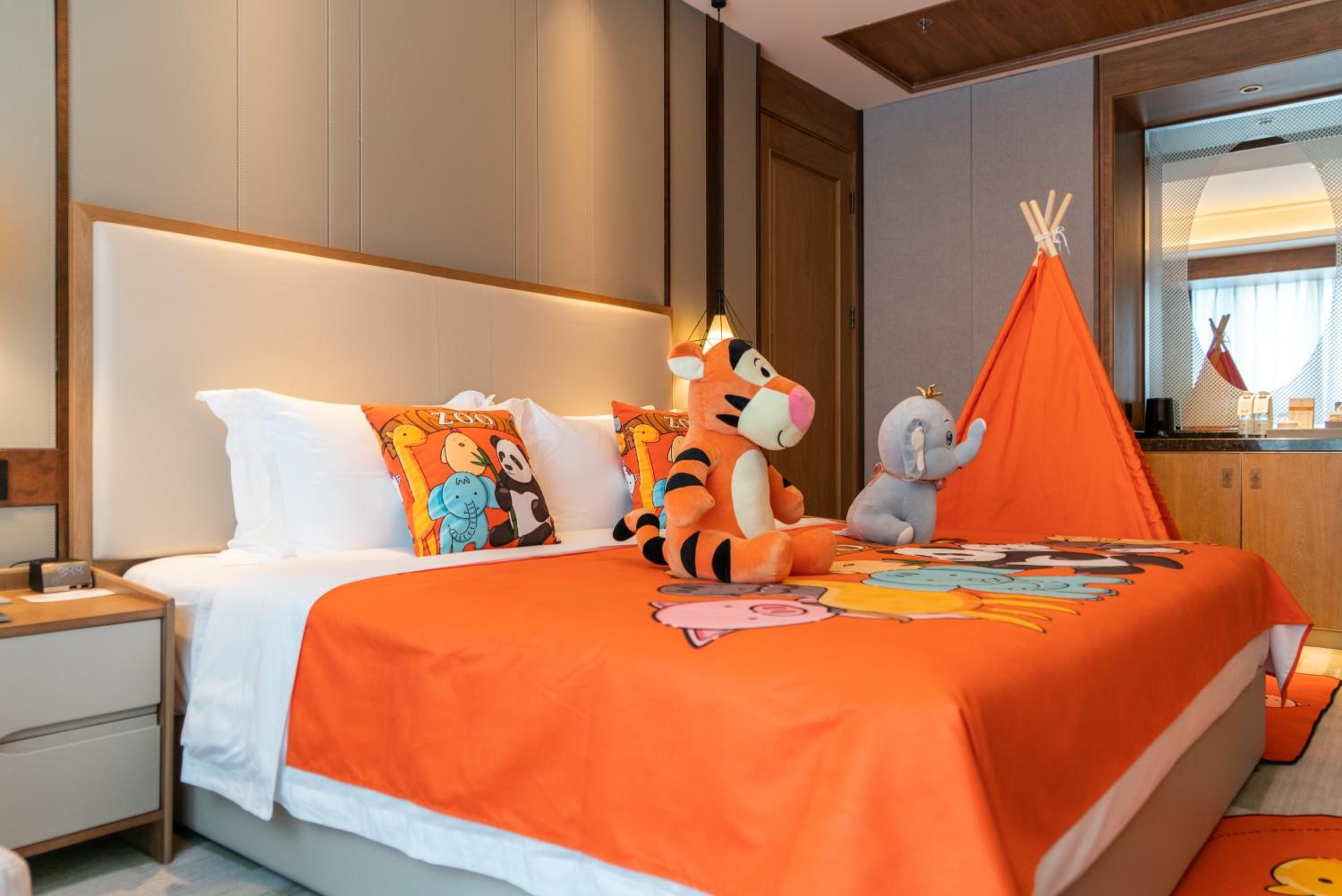 Family Room with Animal Theme photo 1
