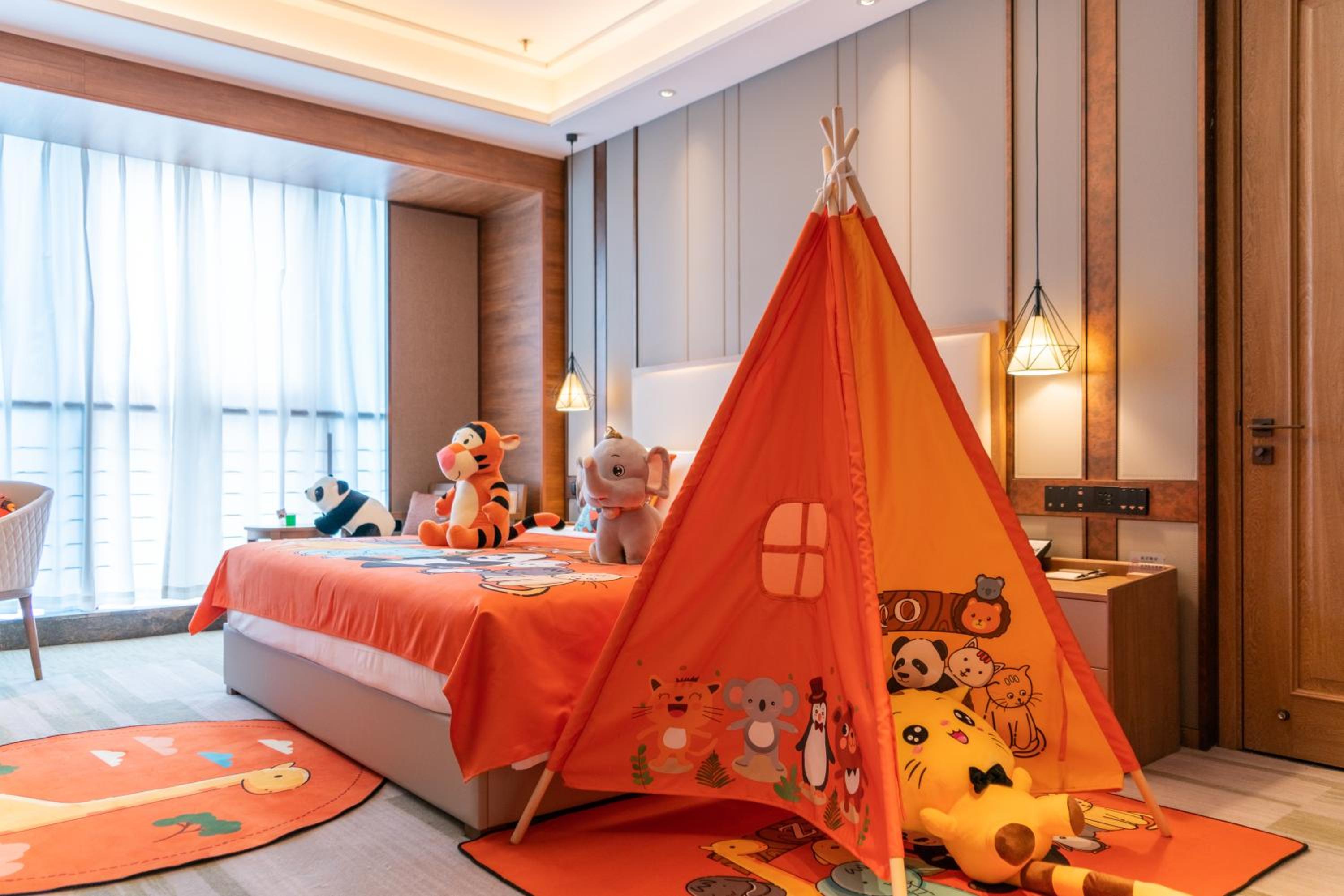Family Room with Animal Theme photo 2