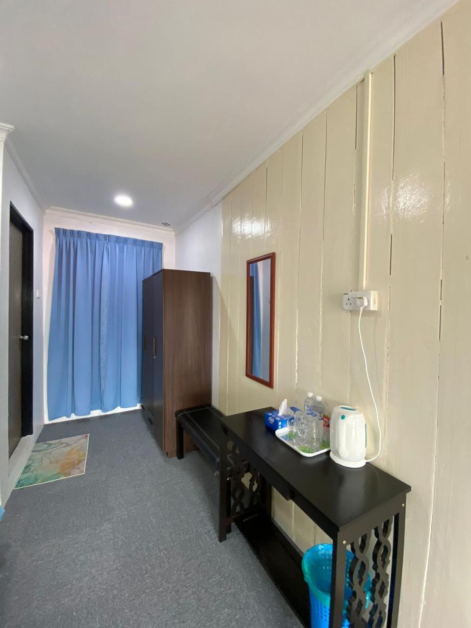 Twin Room with Bathroom - Photo 3