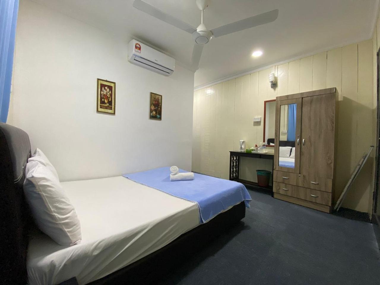 Double Room with Shared Bathroom - Photo 2