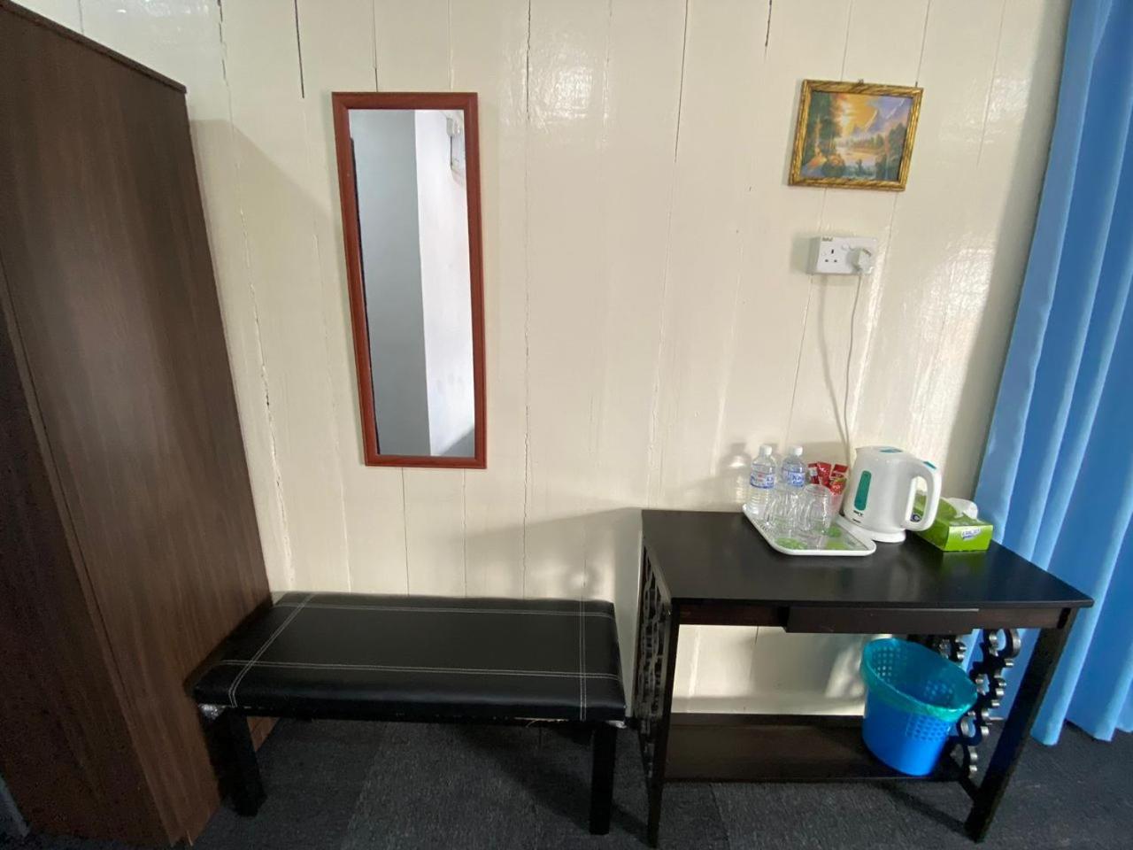 Double Room with Shared Bathroom - Photo 3