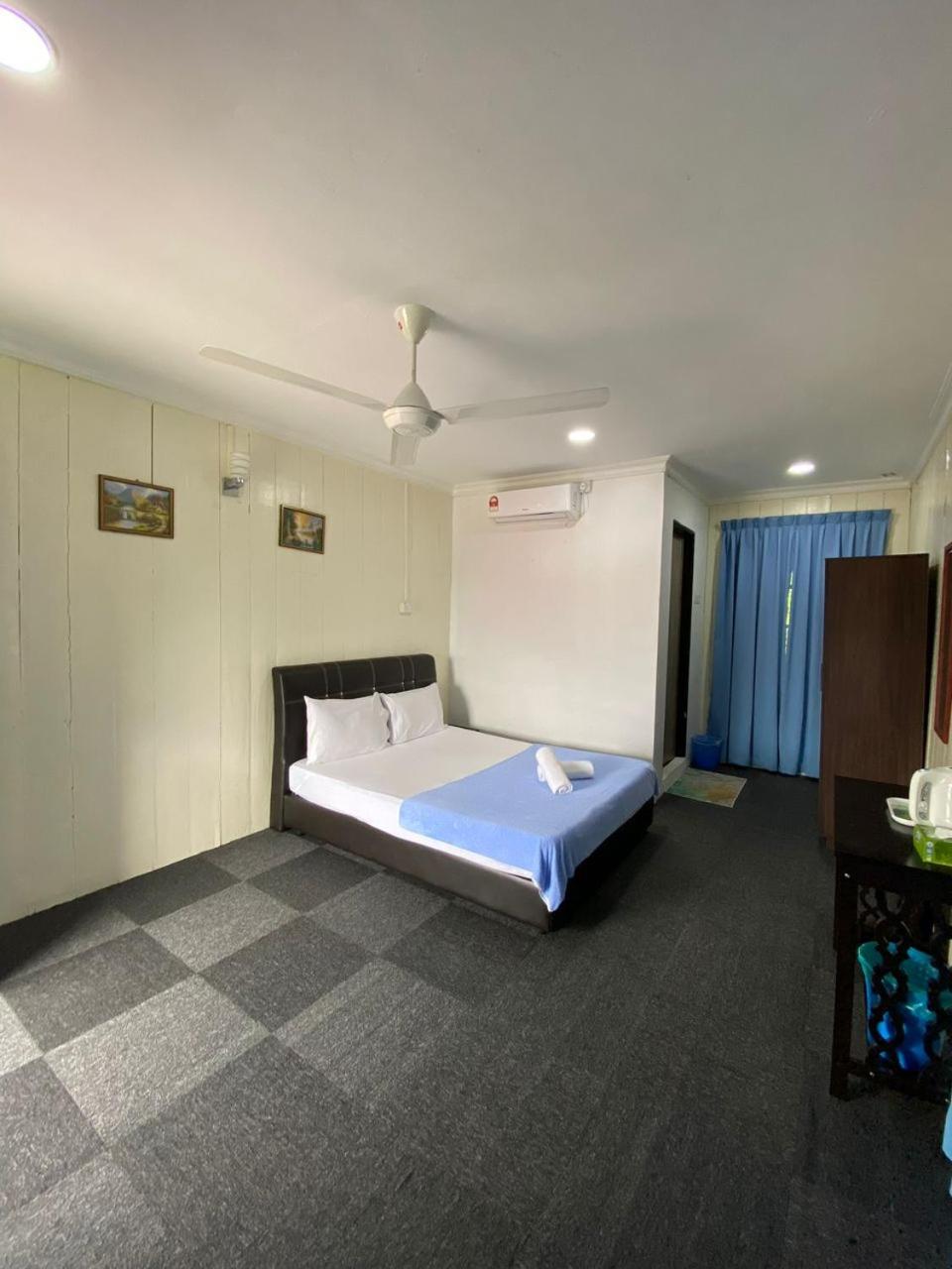 Double Room with Shared Bathroom - Photo 4
