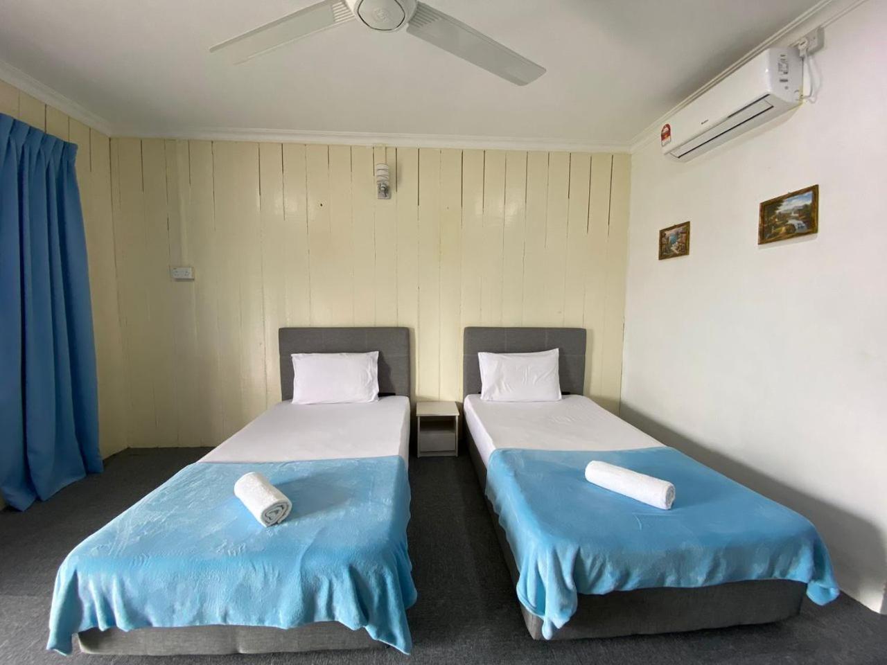 Twin Room with Bathroom - Photo 1