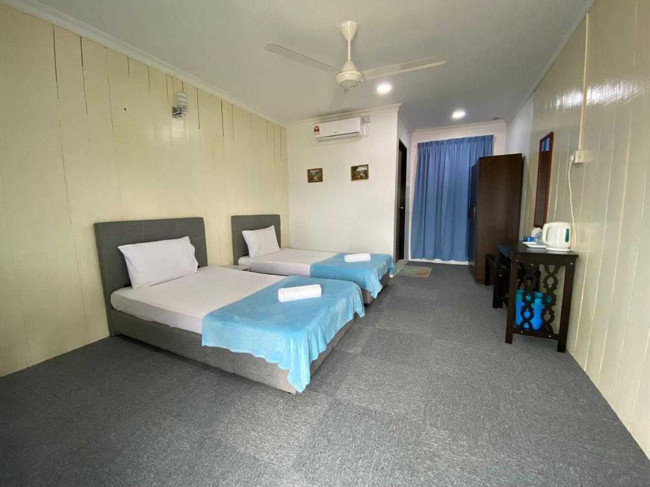 Twin Room with Bathroom - Photo 2