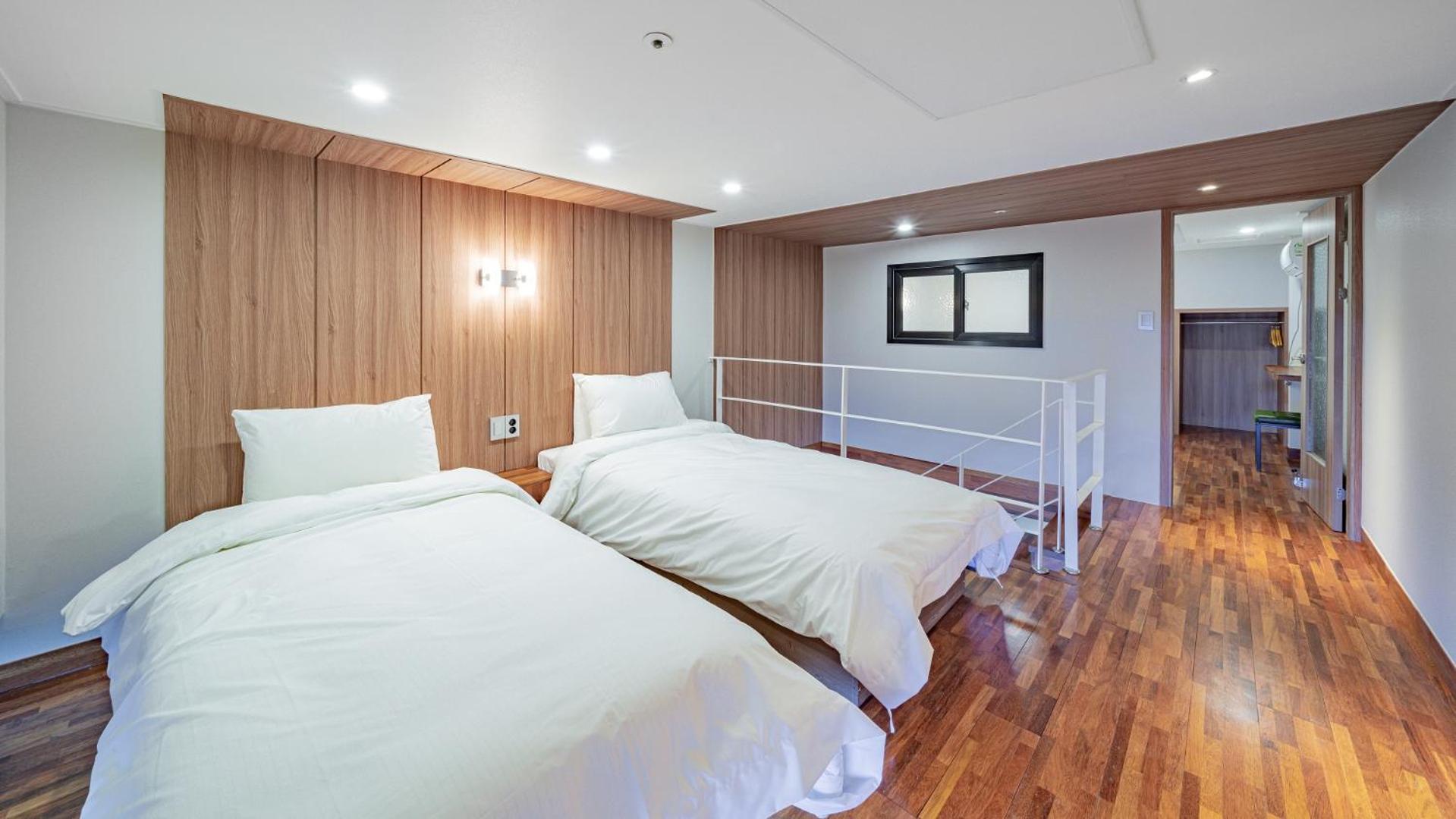 Family Room with Sea View photo 2