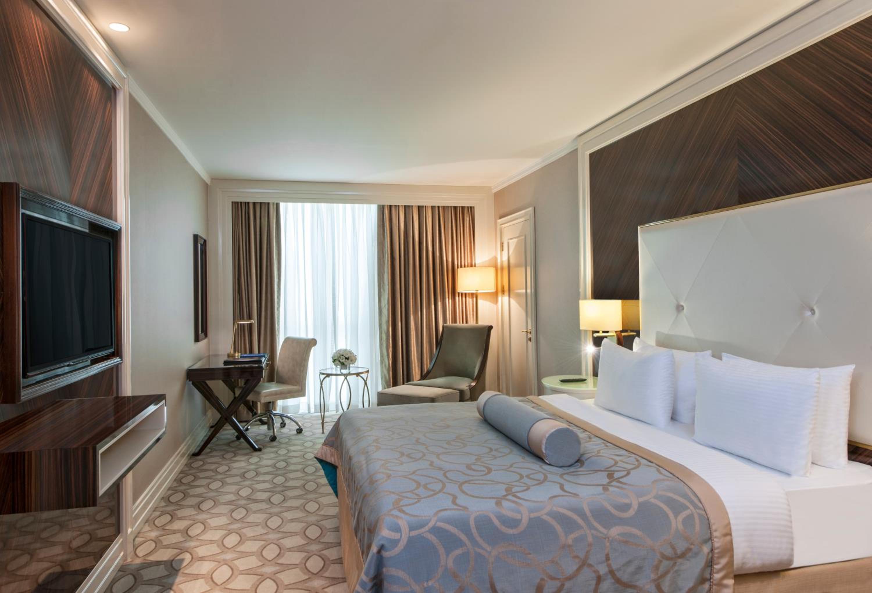 Corner Room with Queen Size Bed photo 1