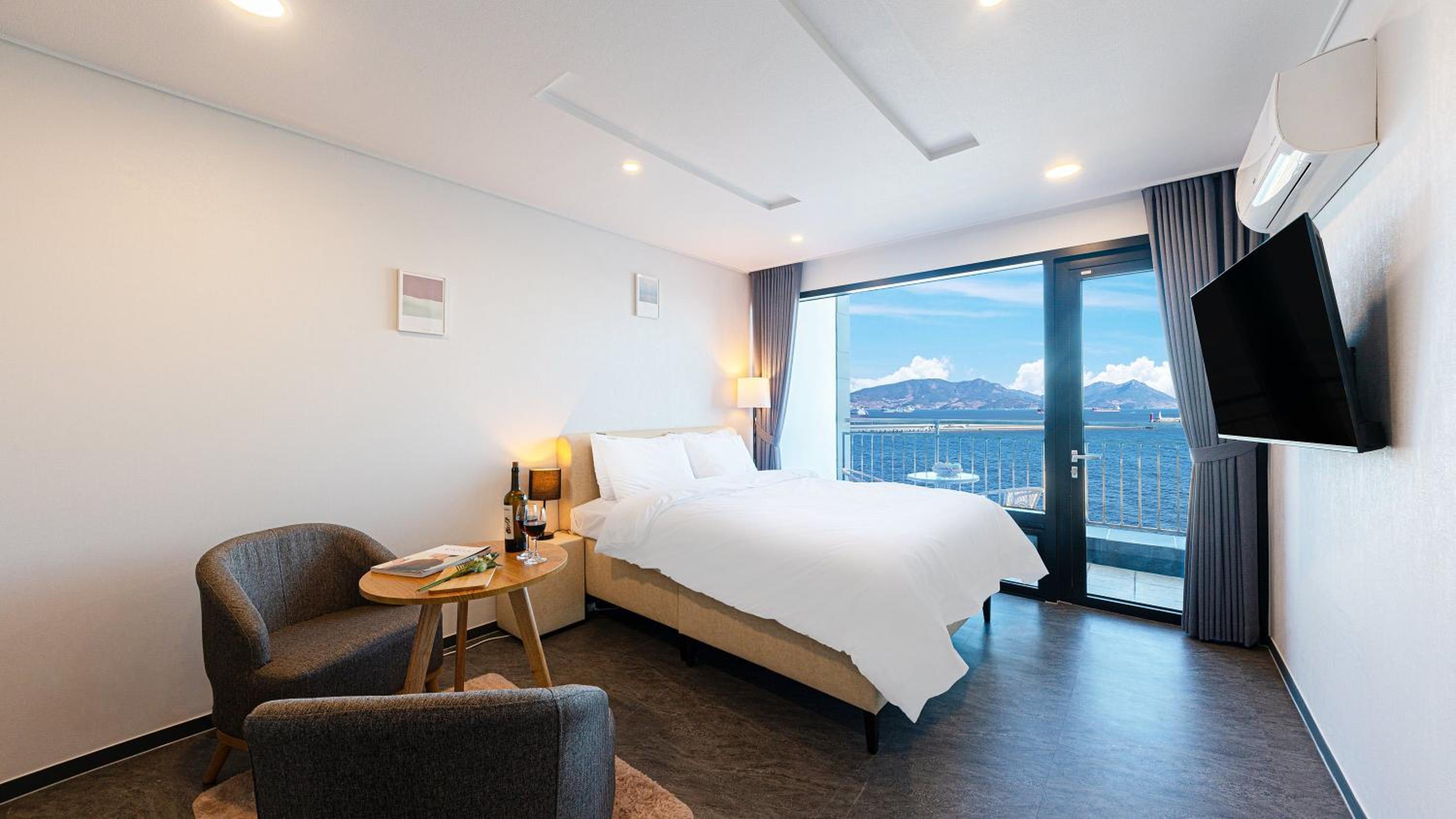 Deluxe Double Room with Sea View photo 2