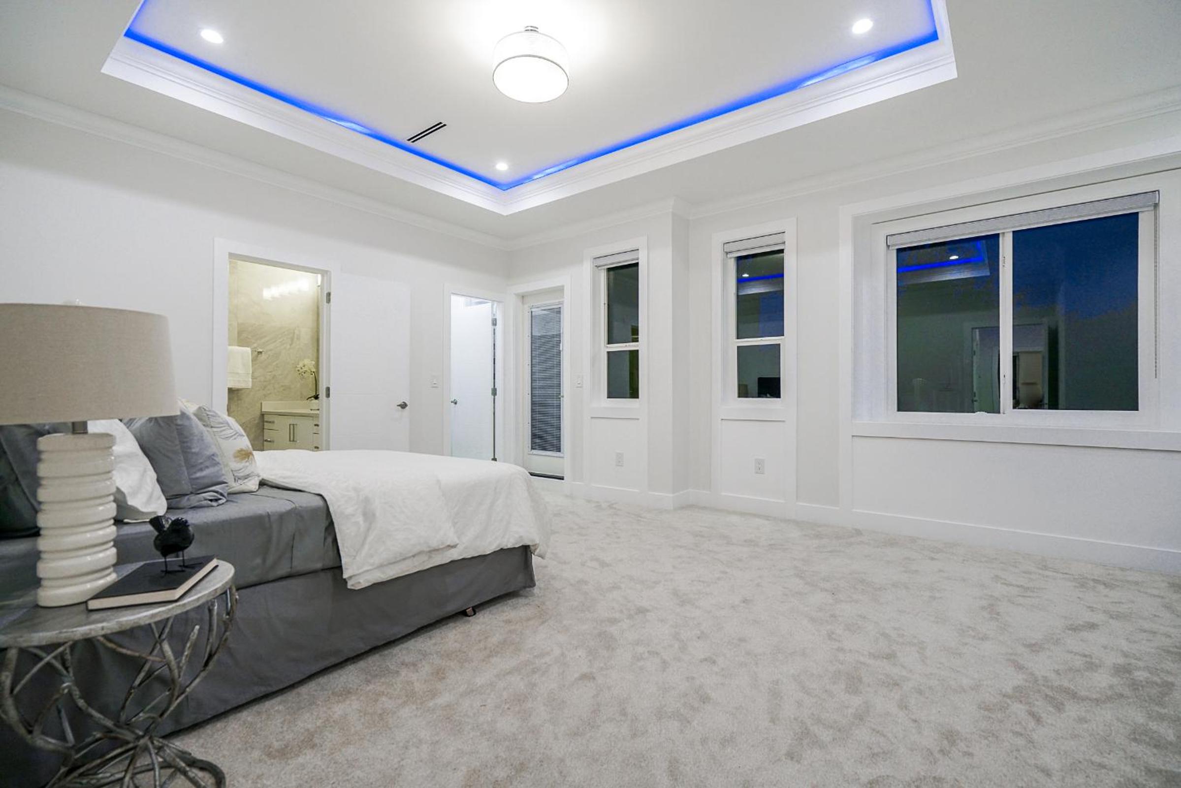 King Room with Balcony - Photo 3