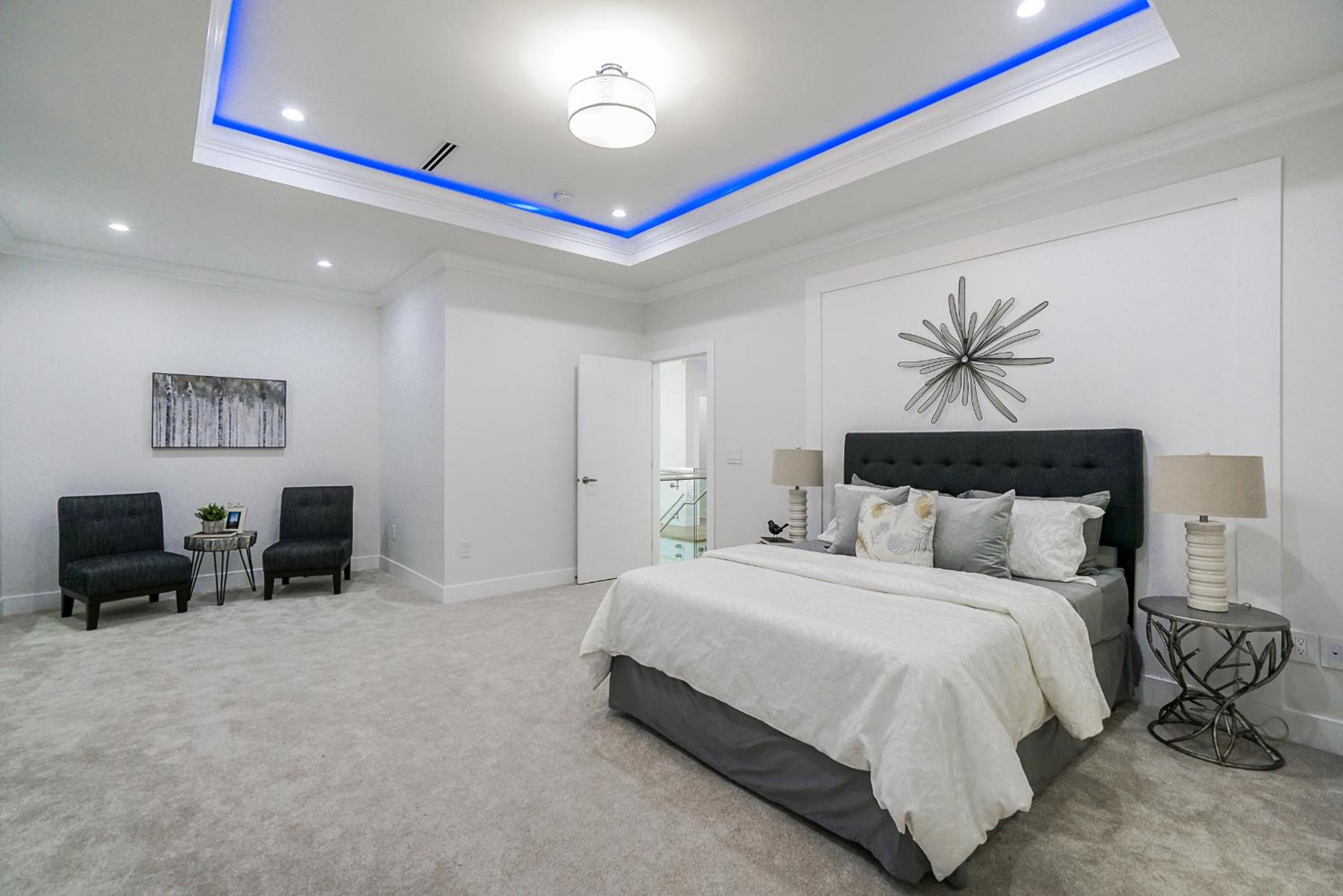 King Room with Balcony - Photo 2