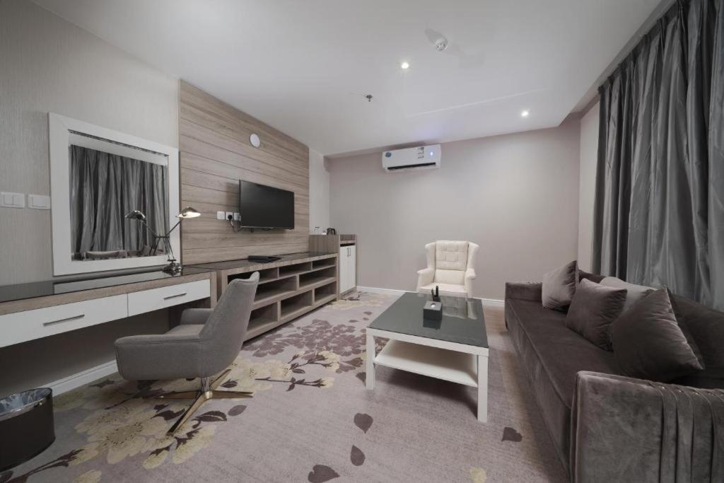 Deluxe Queen Room