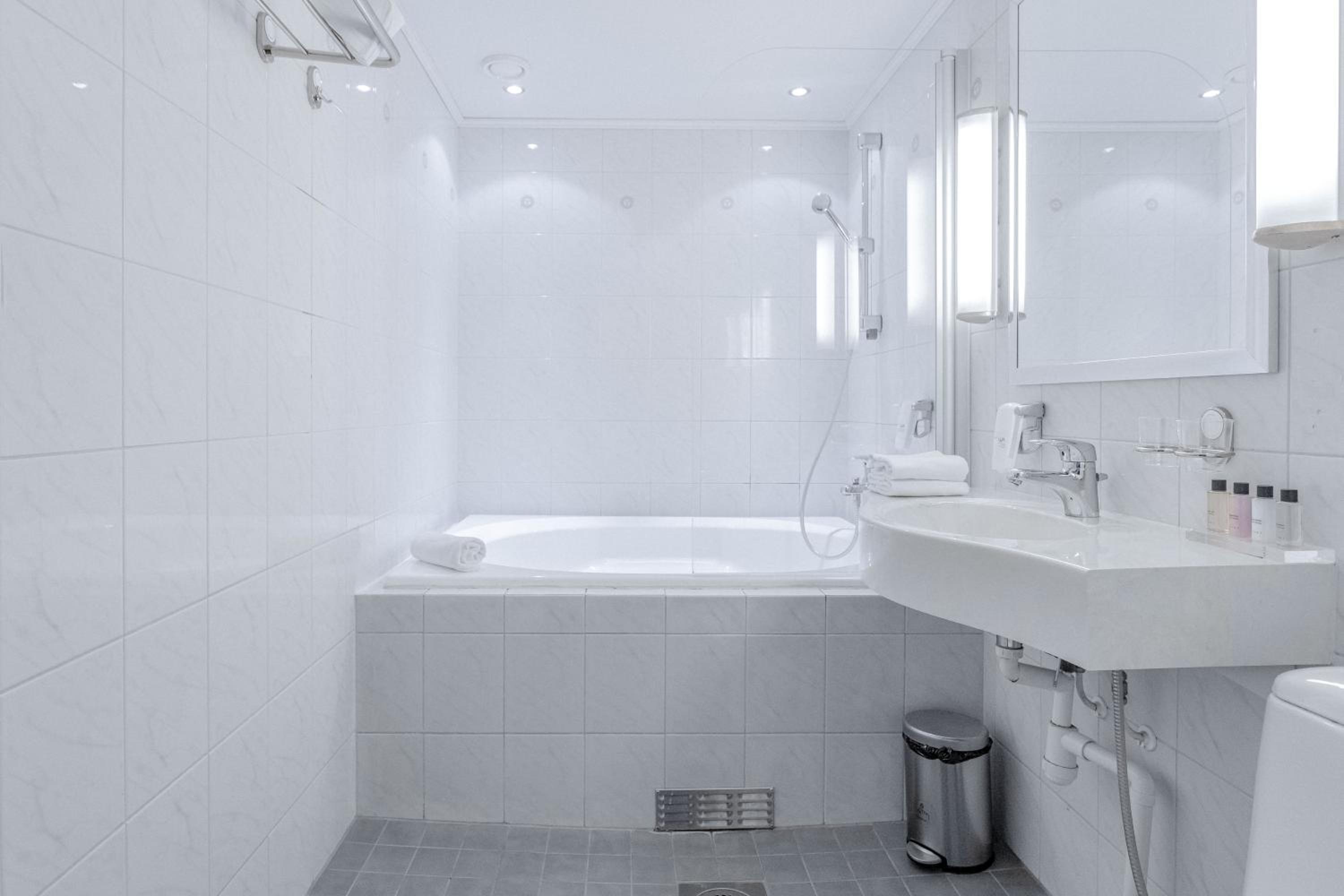 Superior King with Bath - Photo 4