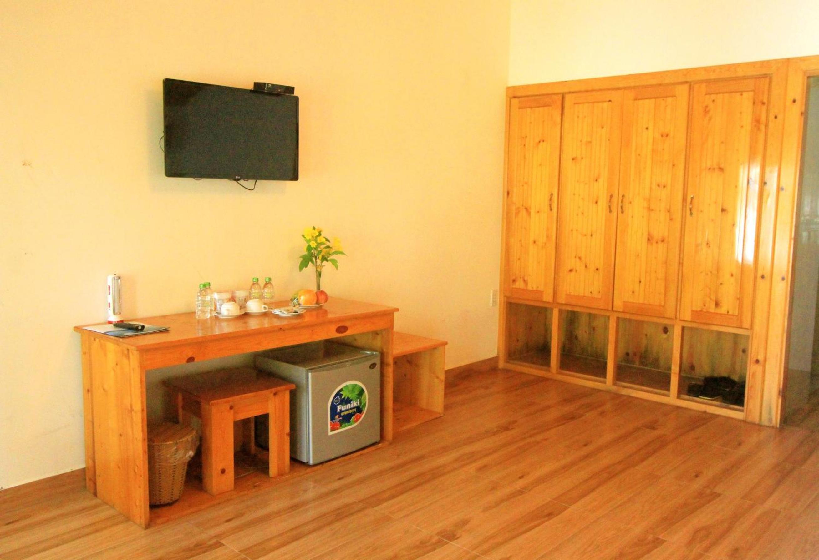 Family Room with Lake View photo 1