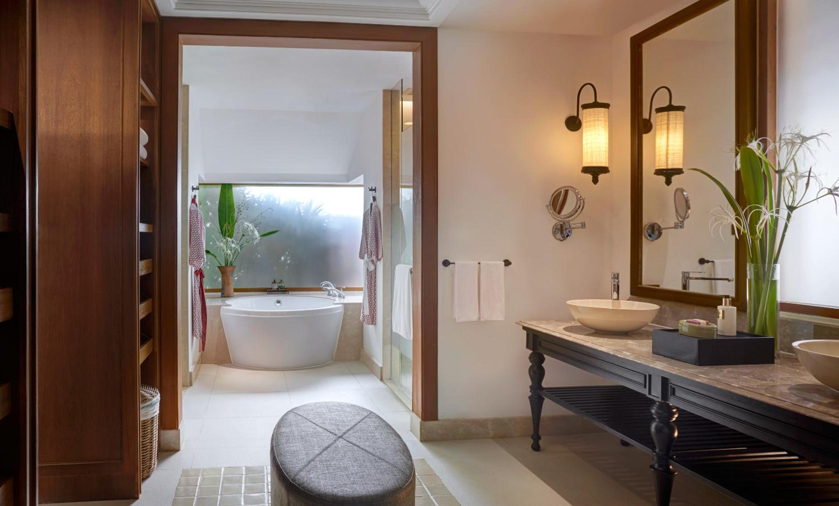 Deluxe Beachfront Villa with Plunge Pool - Photo 6
