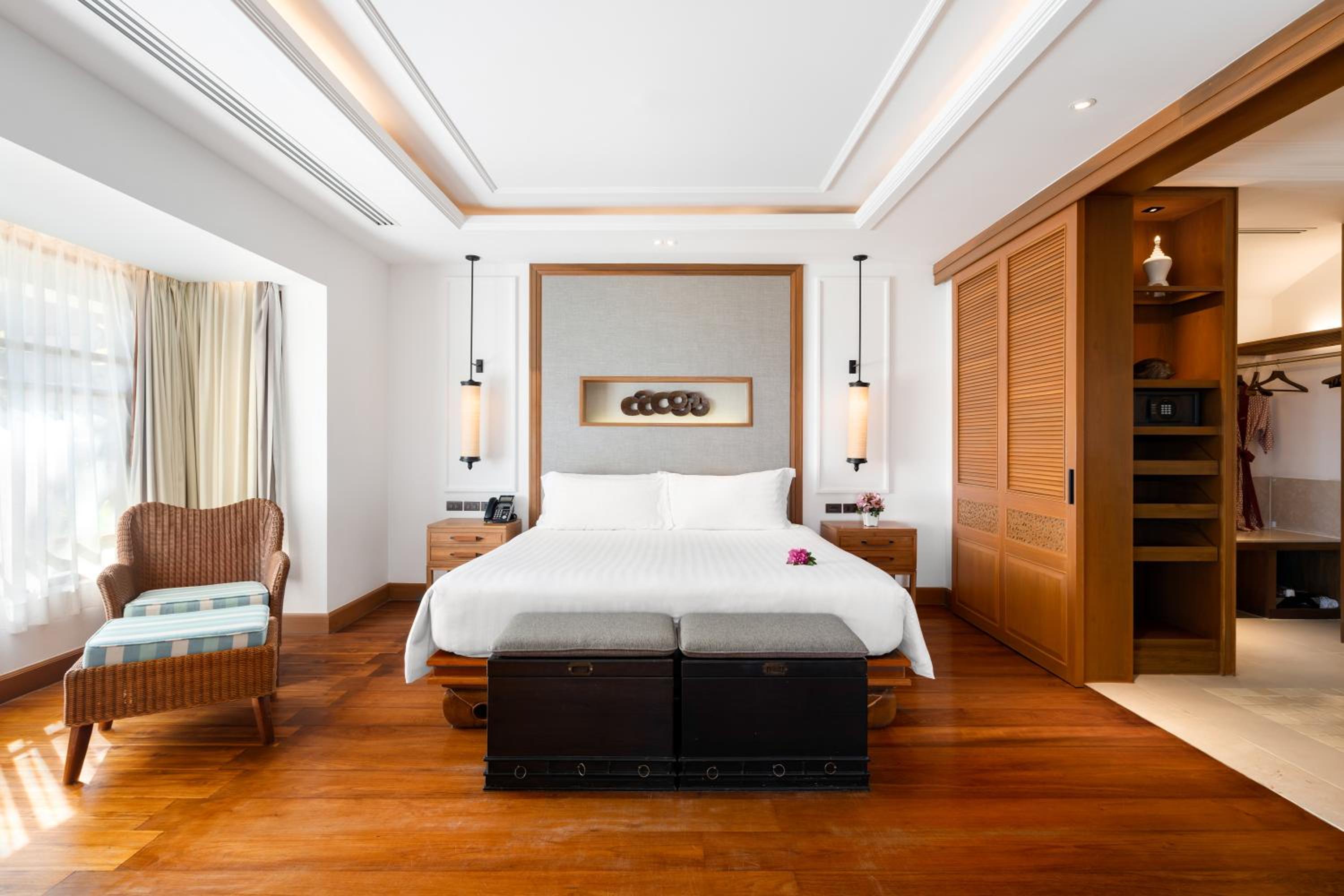 Deluxe Beachfront Villa with Plunge Pool - Photo 3