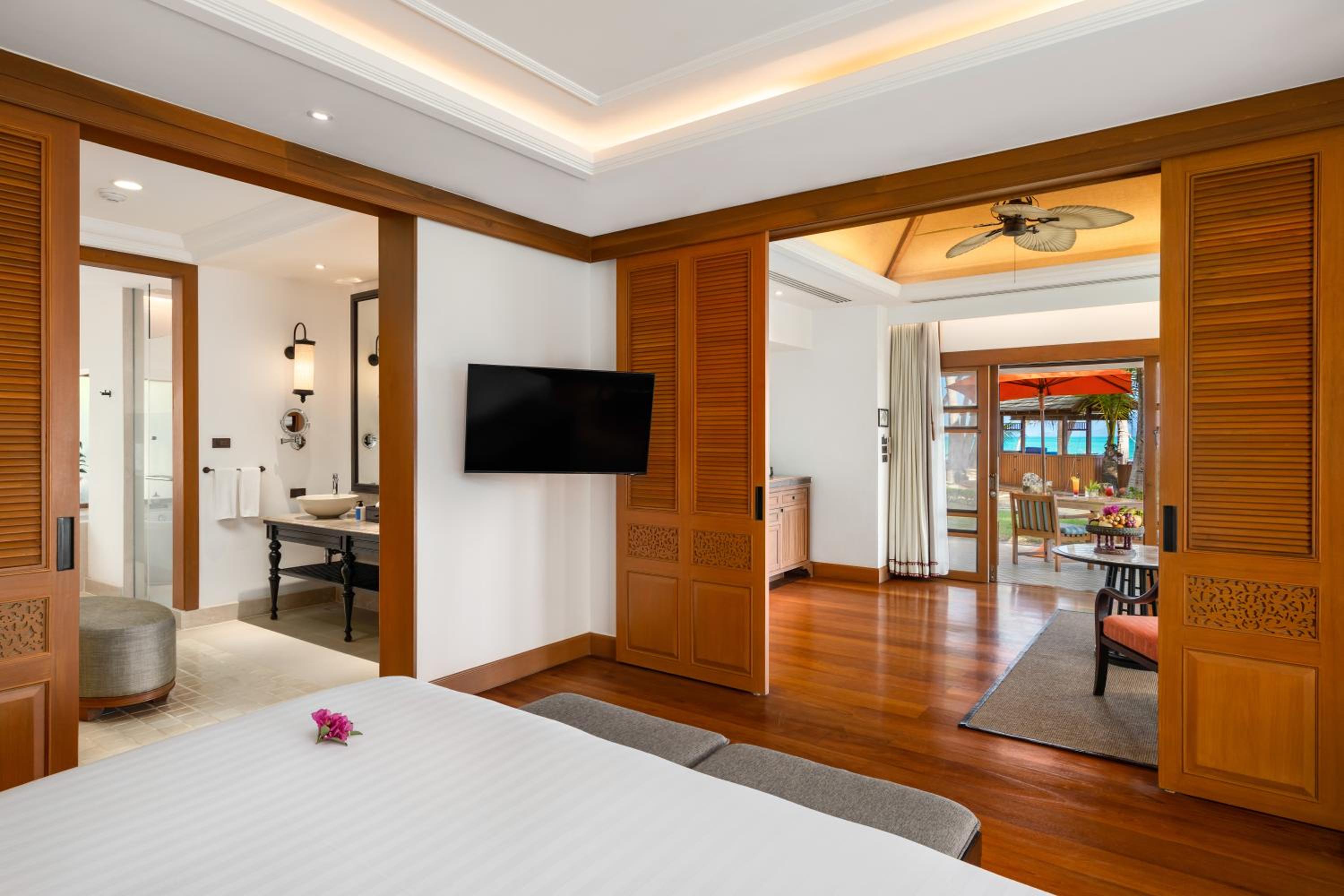 Deluxe Beachfront Villa with Plunge Pool - Photo 4