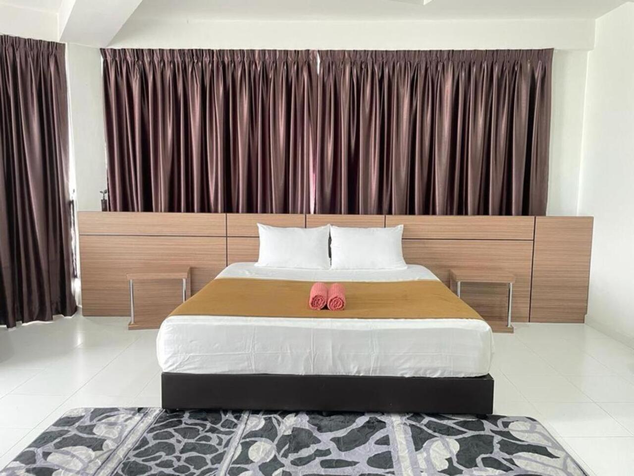 Deluxe King Room - Photo 1