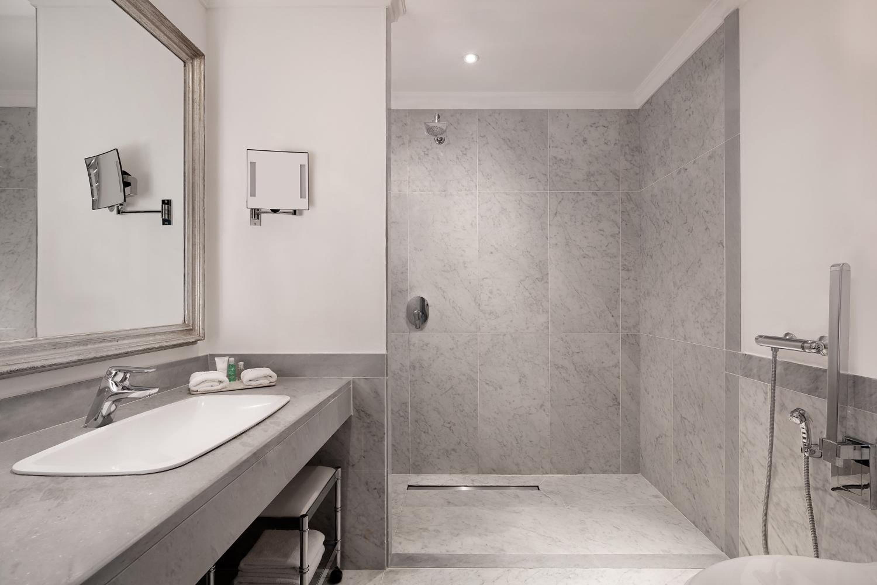 Contemporary Twin Room thumbnail 5