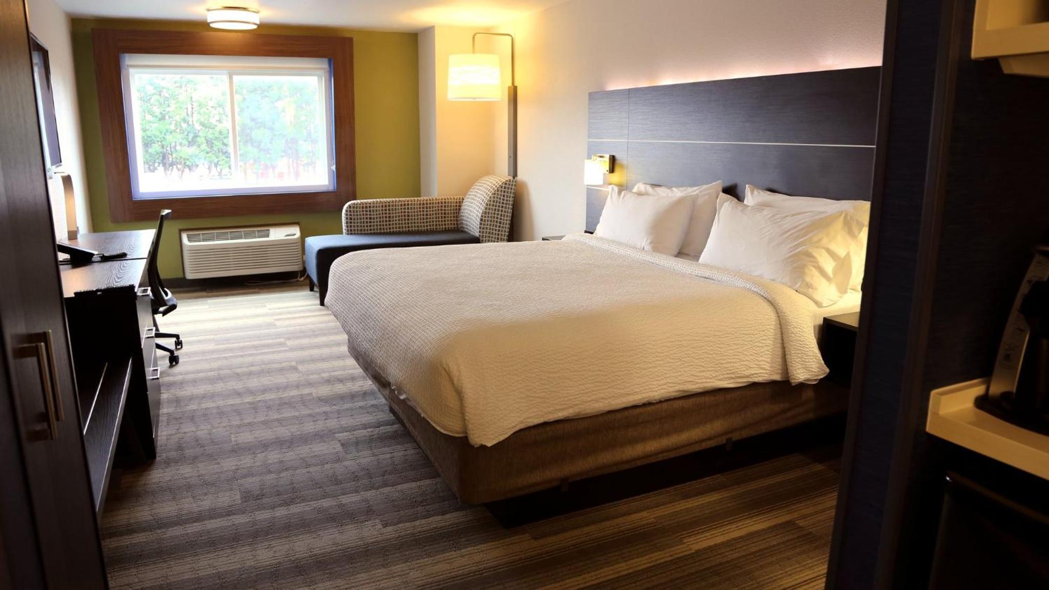 Standard King Room - Photo 9
