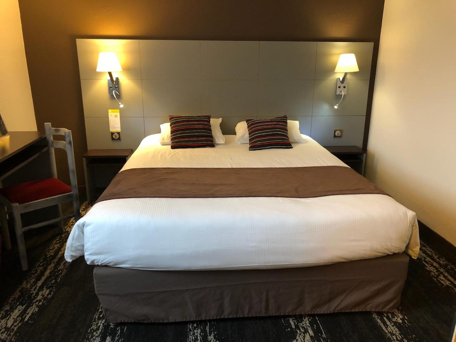 1 Double Bed - Photo 2