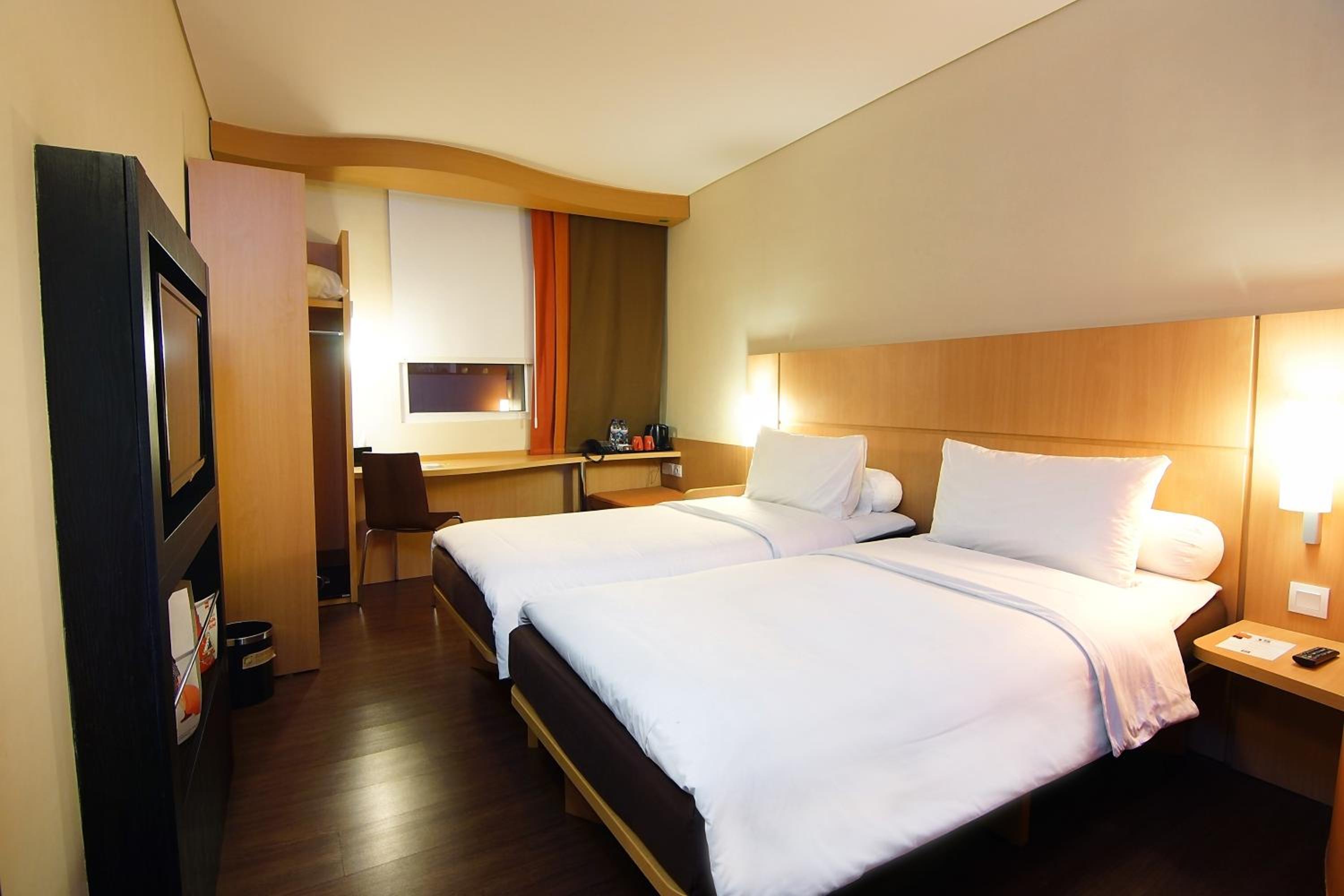 Standard 2 Single Bed with City View photo 3