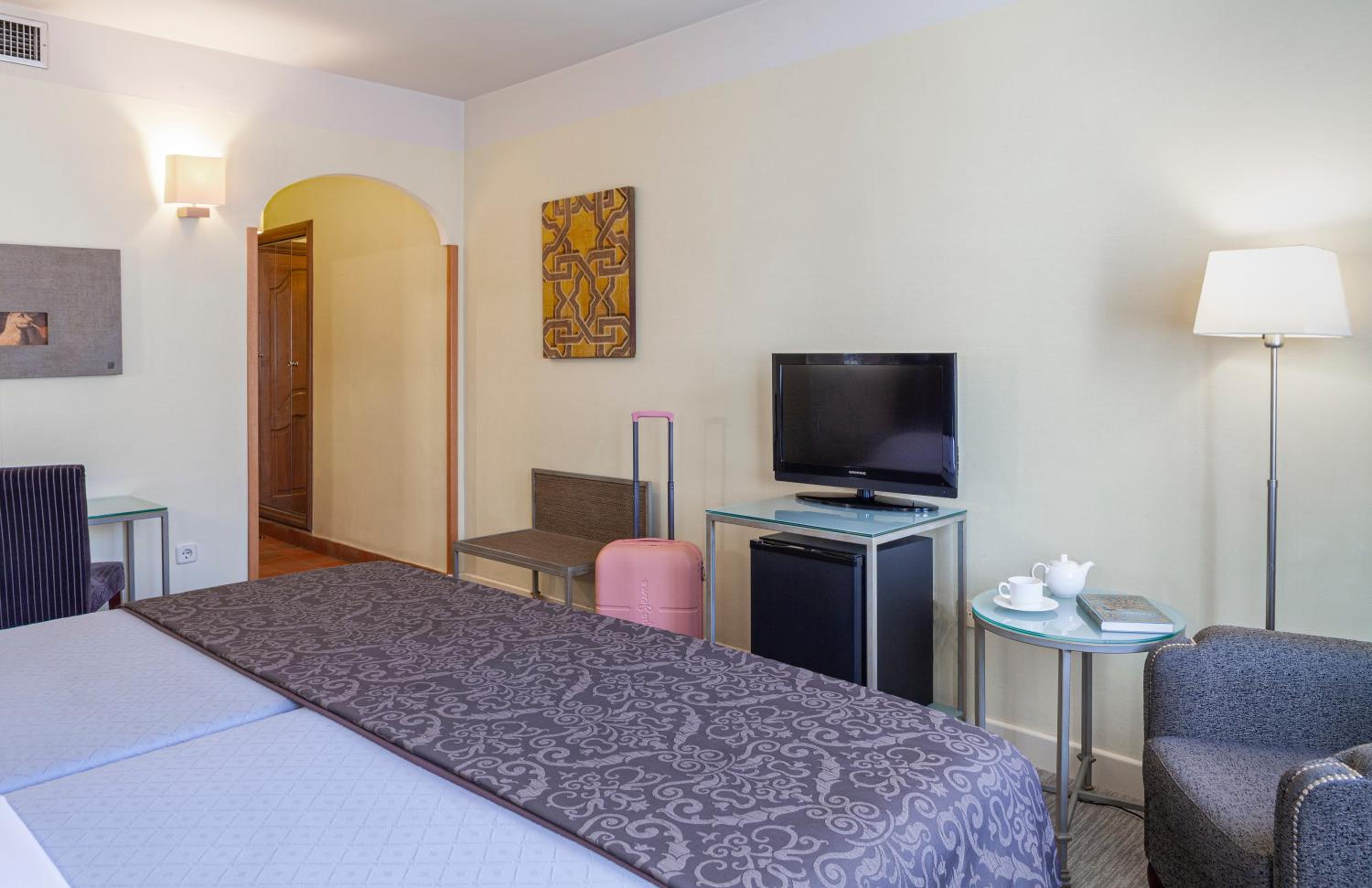 Double or Twin Room - Photo 8