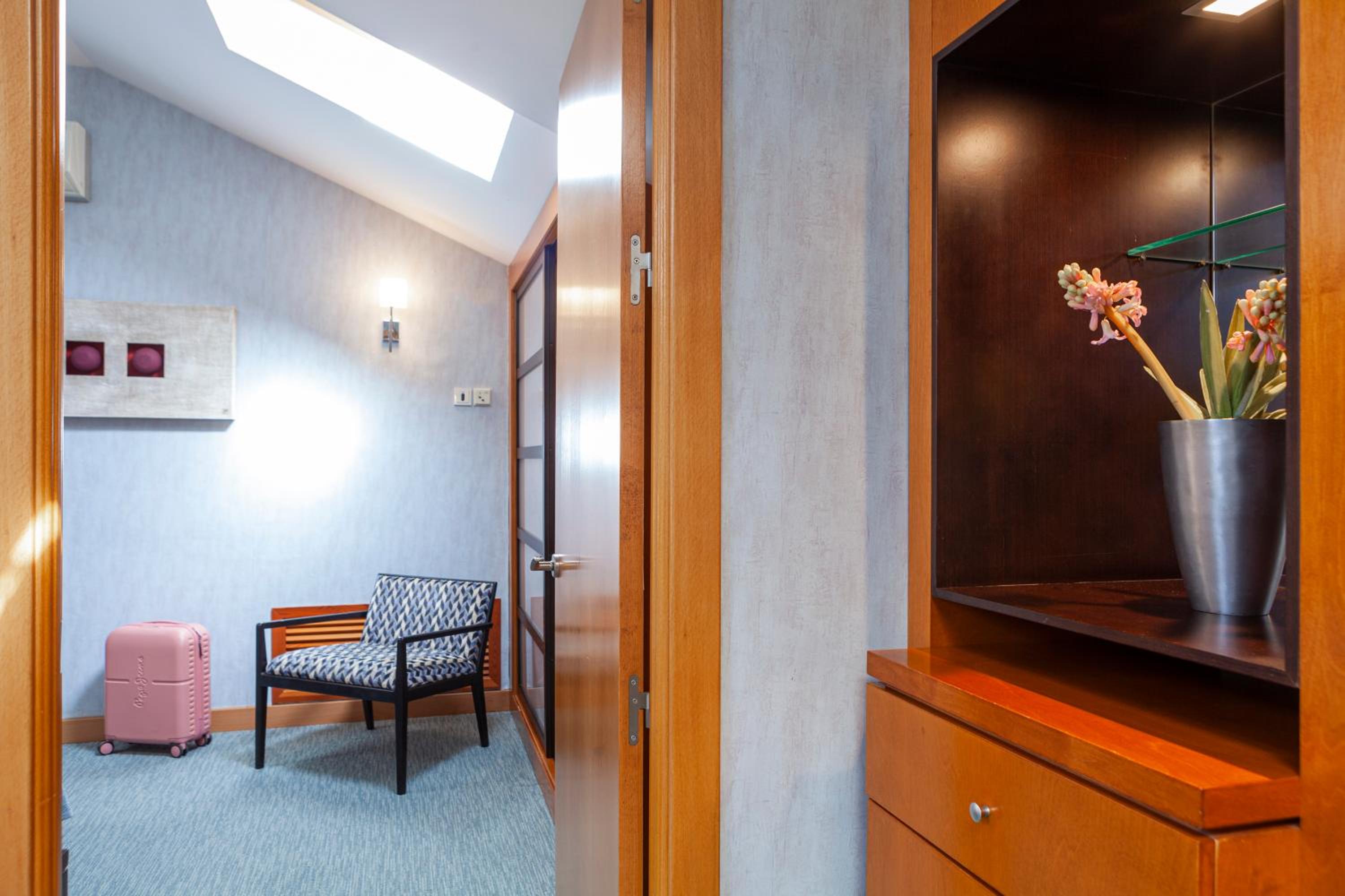 Deluxe Suite with Spa Bath photo 2