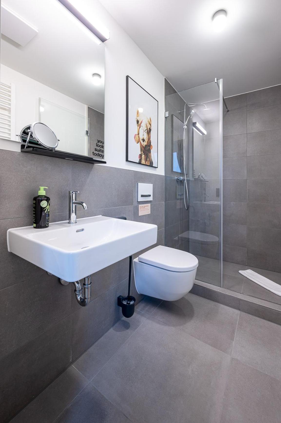 One-Bedroom Suite - Photo 5