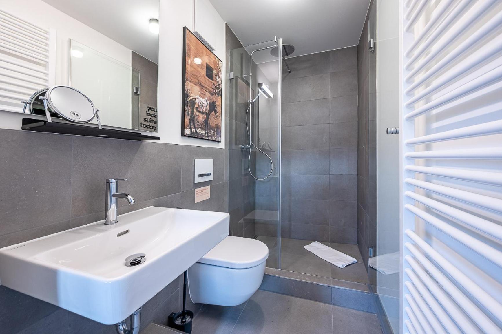 One-bedroom Suite with balcony - Photo 6