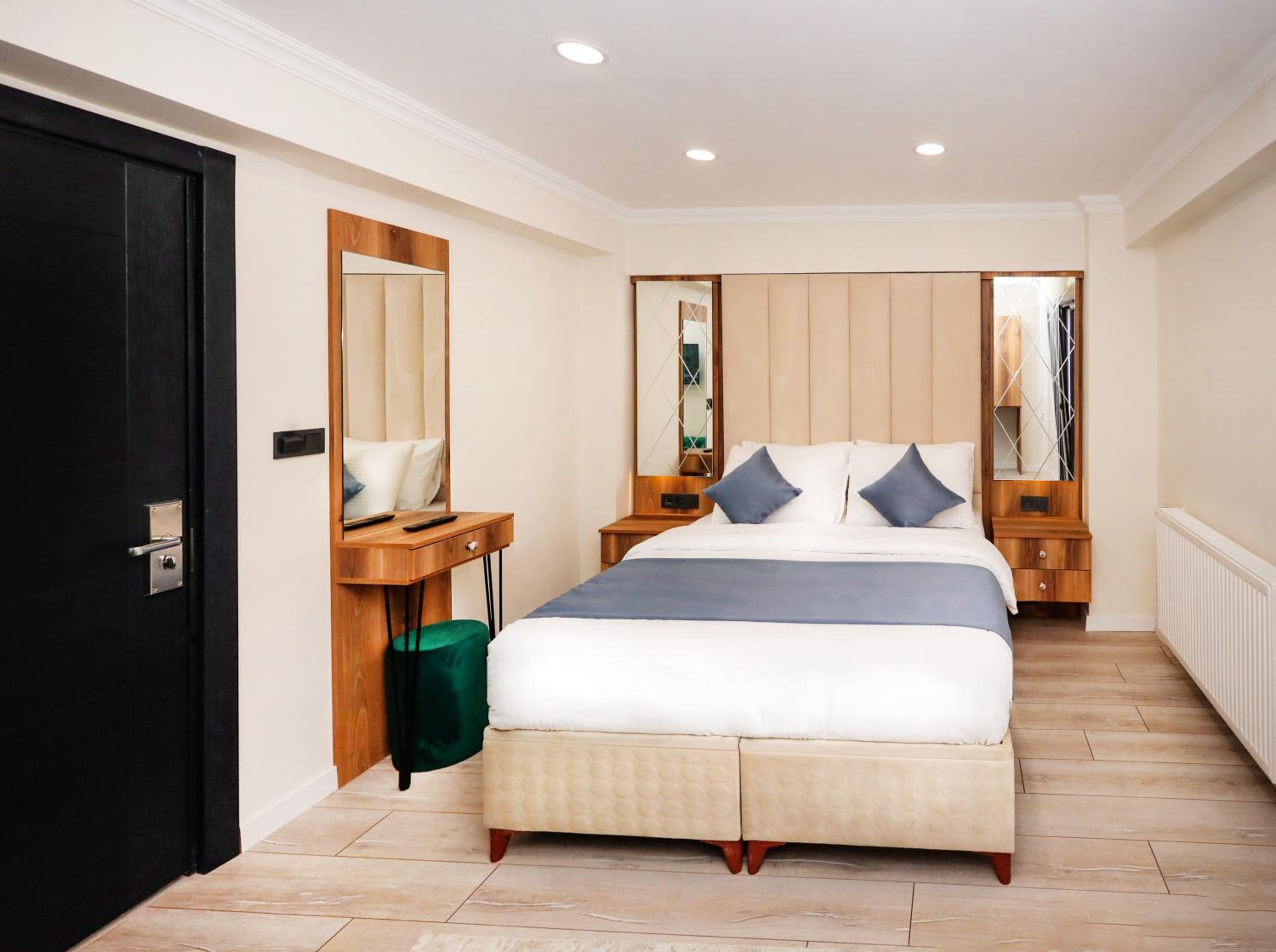 Deluxe Double Room with Balcony photo 2