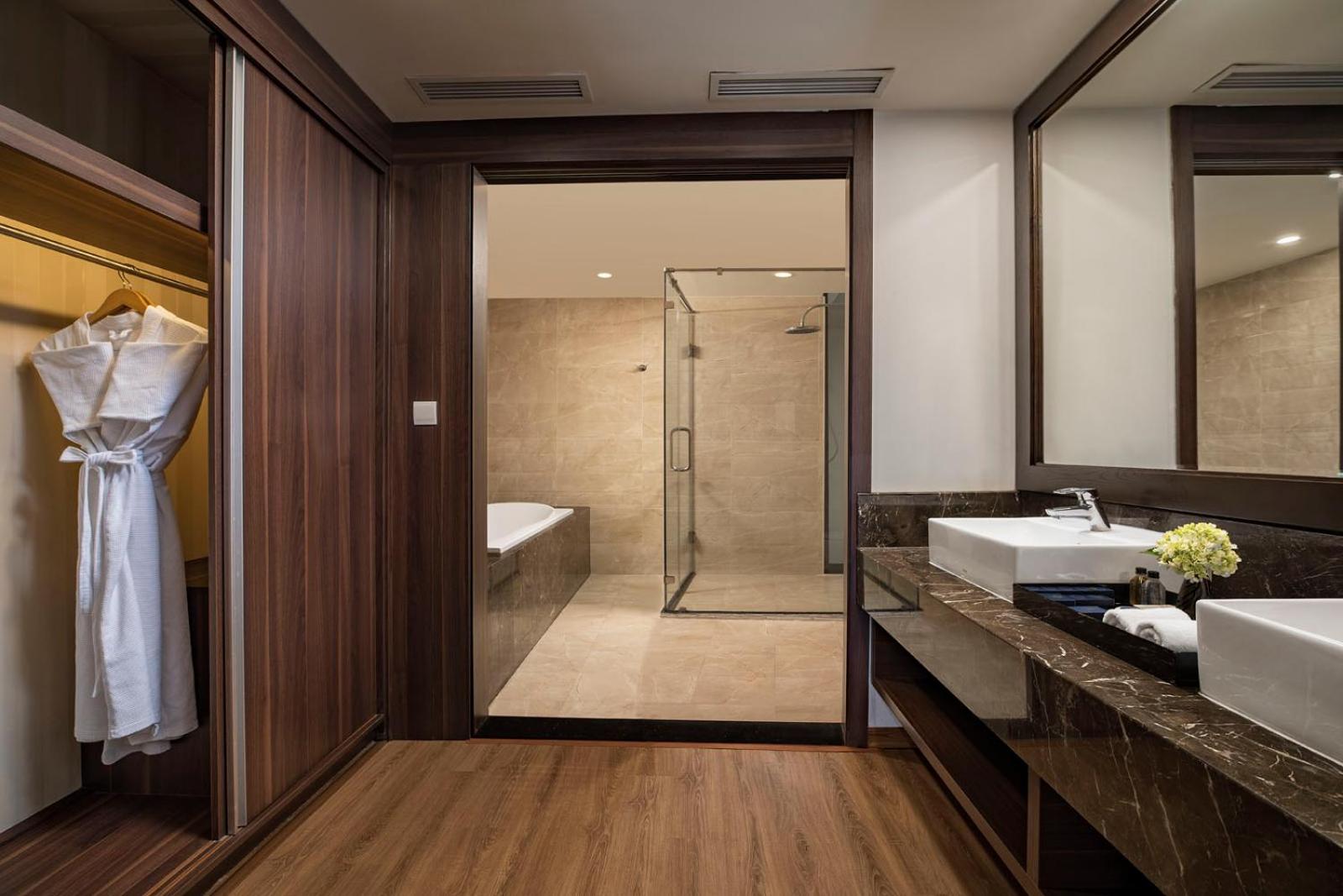 Suite with Balcony and Lake View photo 2