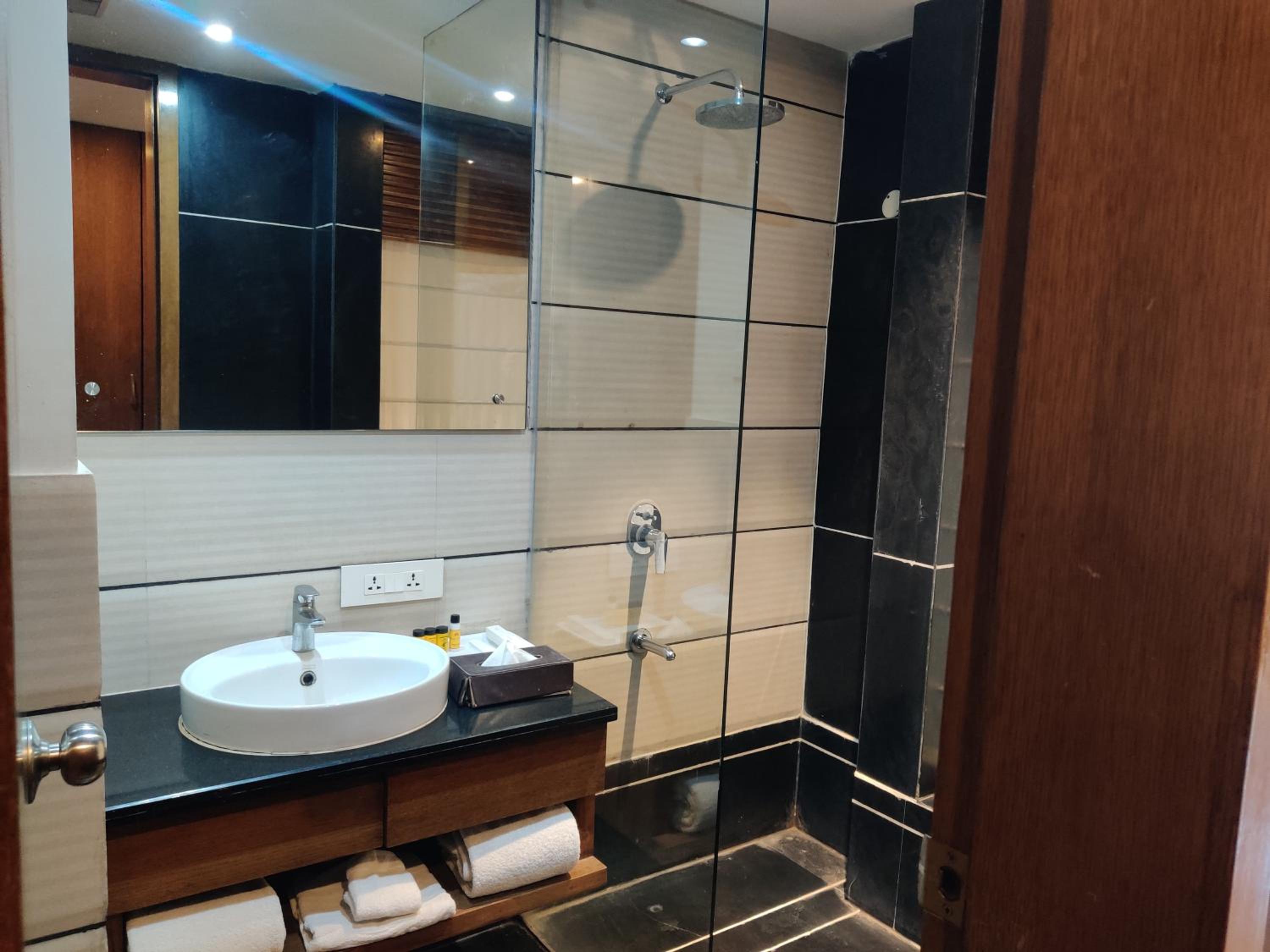 Deluxe Double Room with Balcony - Photo 3