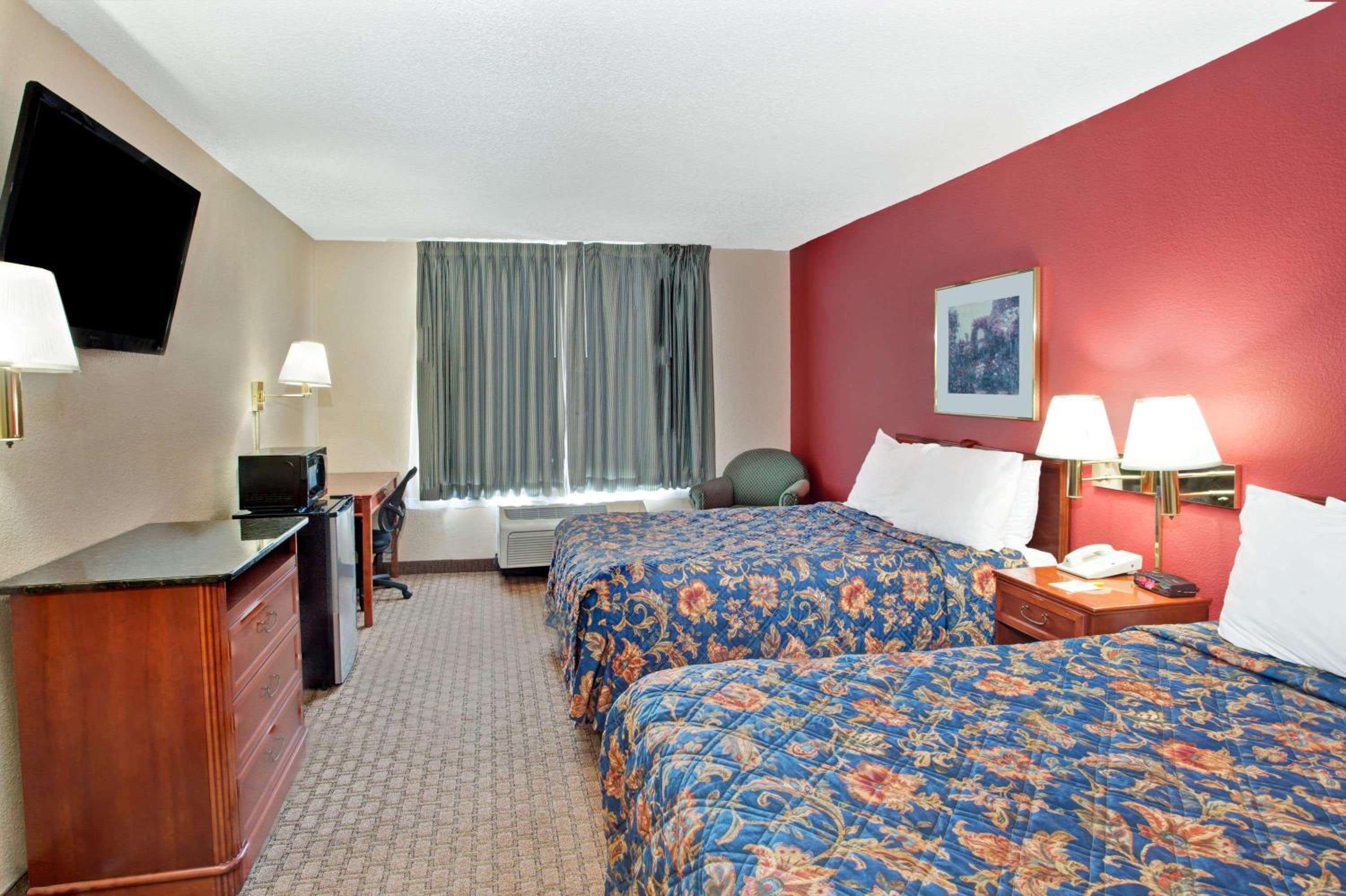 Double Room with Two Double Beds and Bath Tub - Mobility Accessible/Non-Smoking - Photo 1