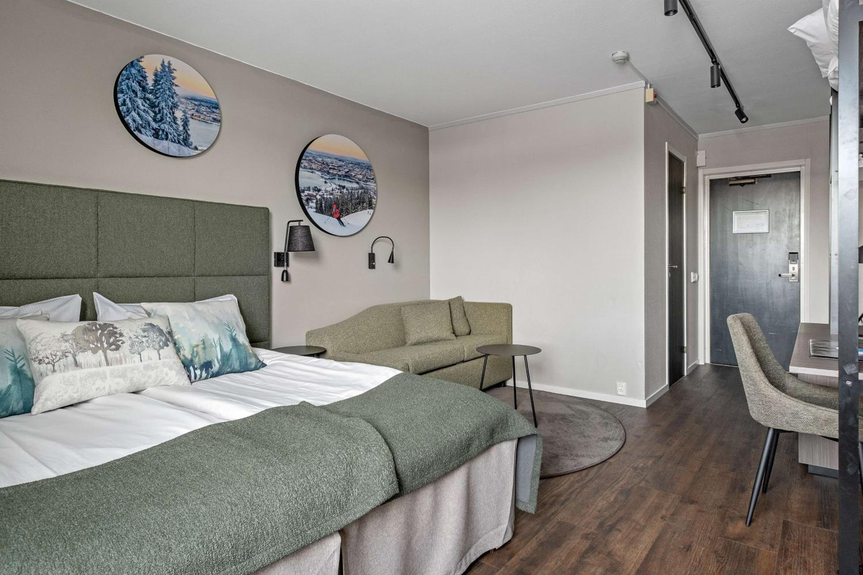 Queen Room with Sofa Bed photo 3