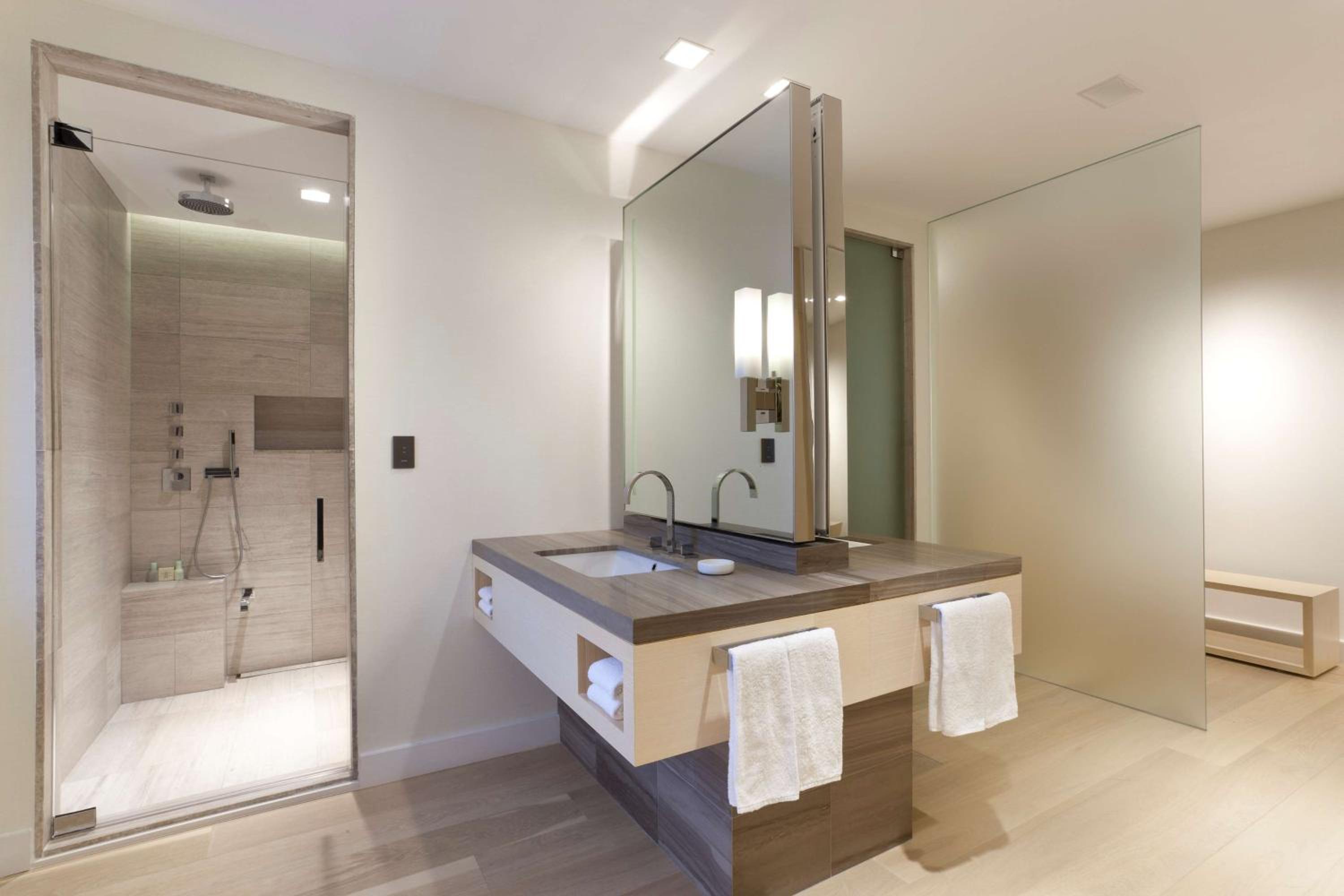 Two-Bedroom Suite with City View photo 2