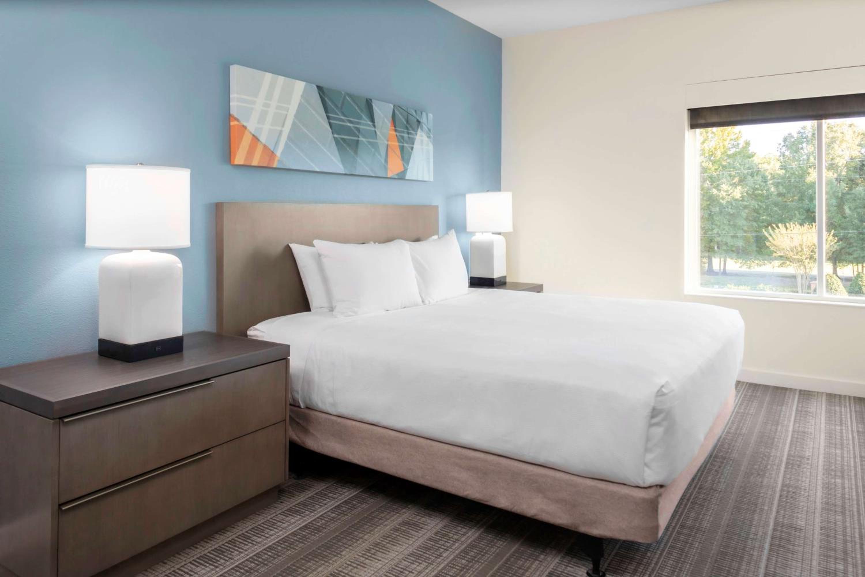 One-Bedroom King Suite with Kitchen, Sofa Bed and Accessible Tub - Photo 2