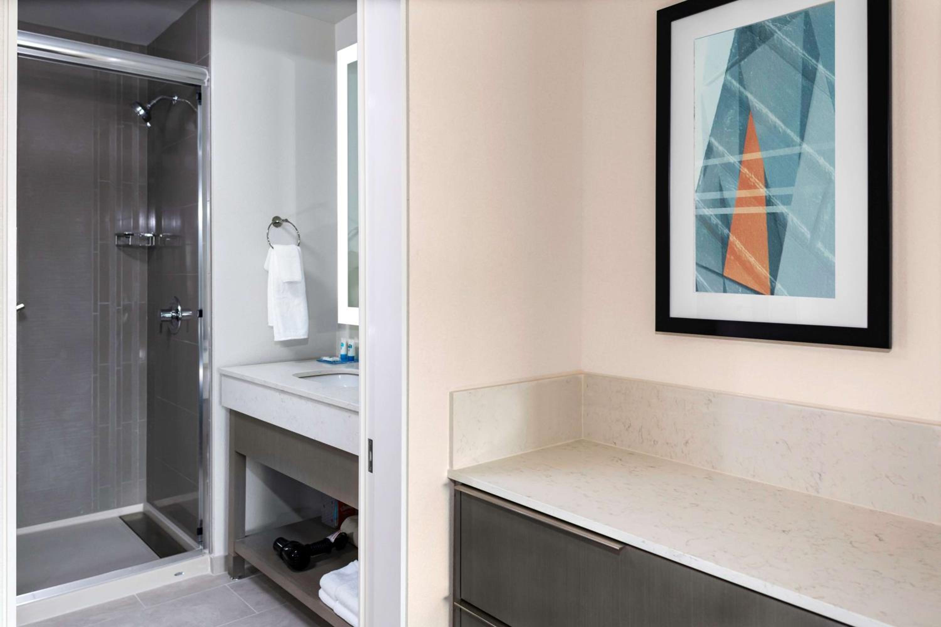 One-Bedroom King Suite with Kitchen, Sofa Bed and Accessible Tub - Photo 4