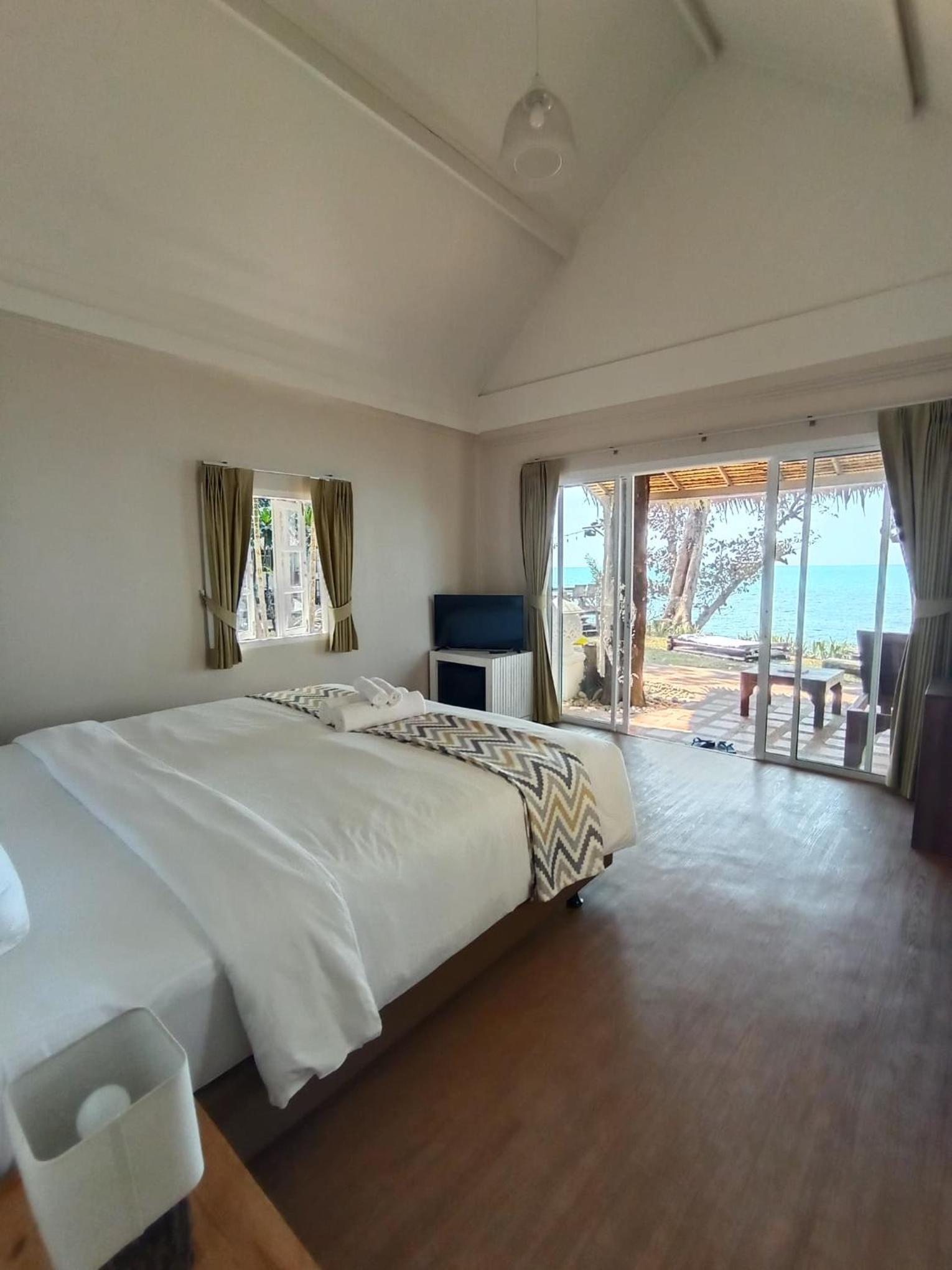 Bungalow - Water Front