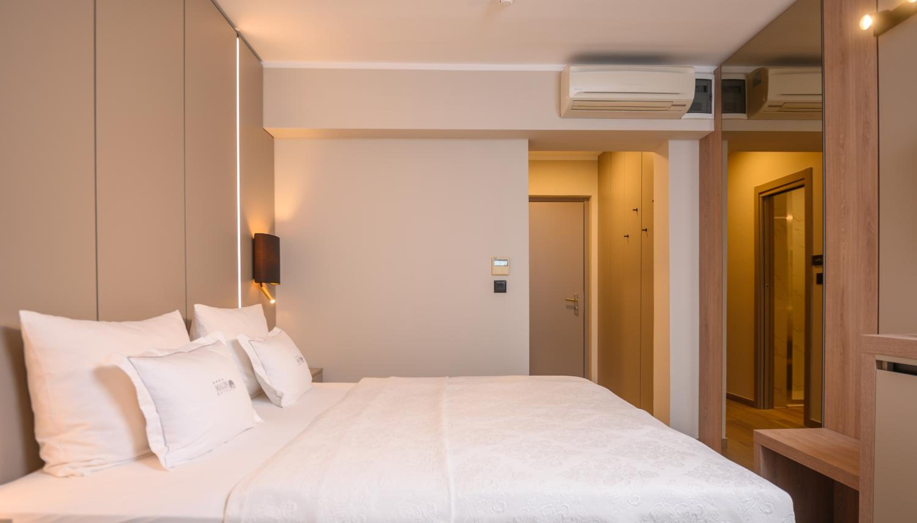 Double Room with Balcony - Photo 3