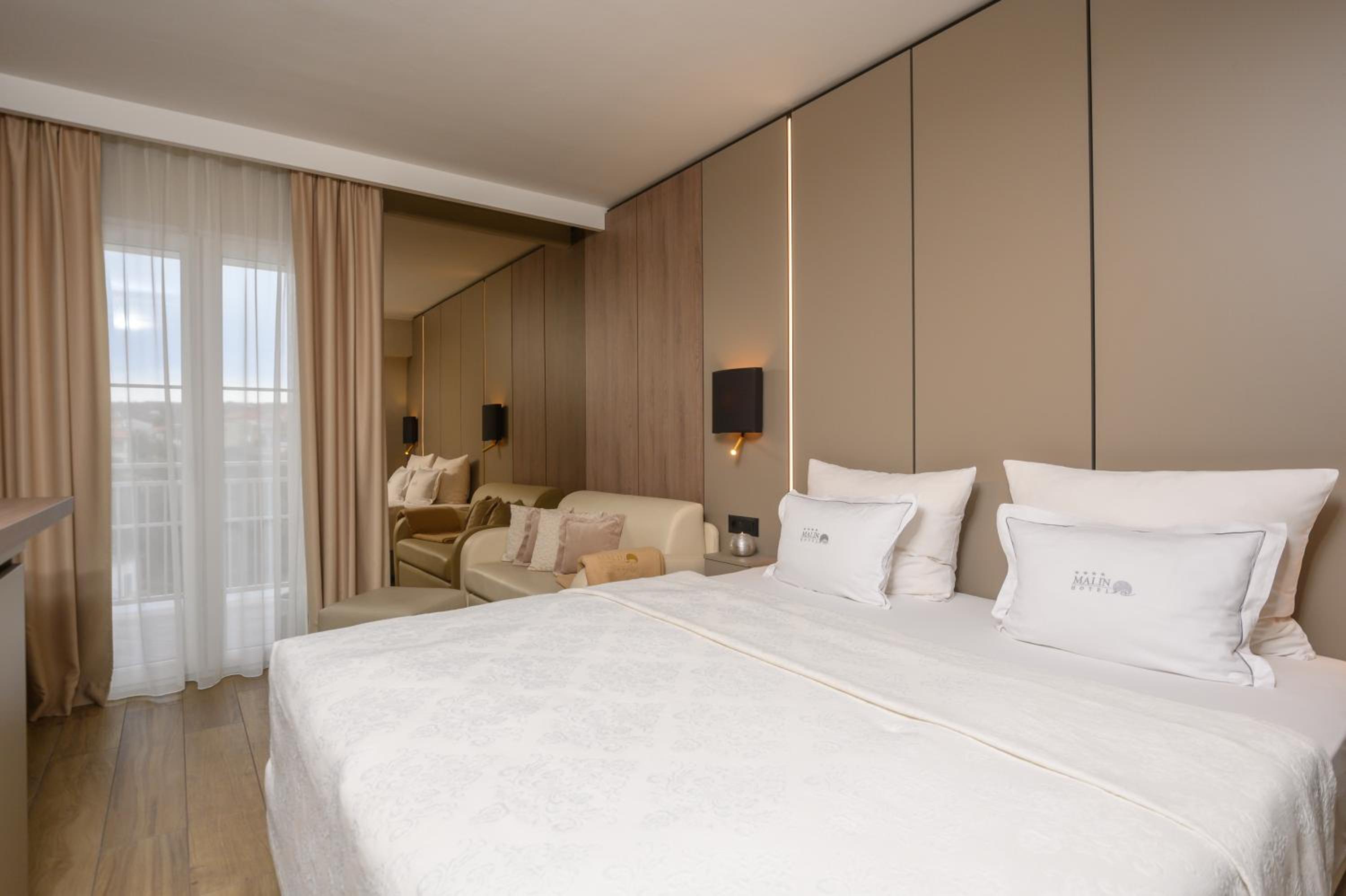 Double Room with Balcony - Photo 5