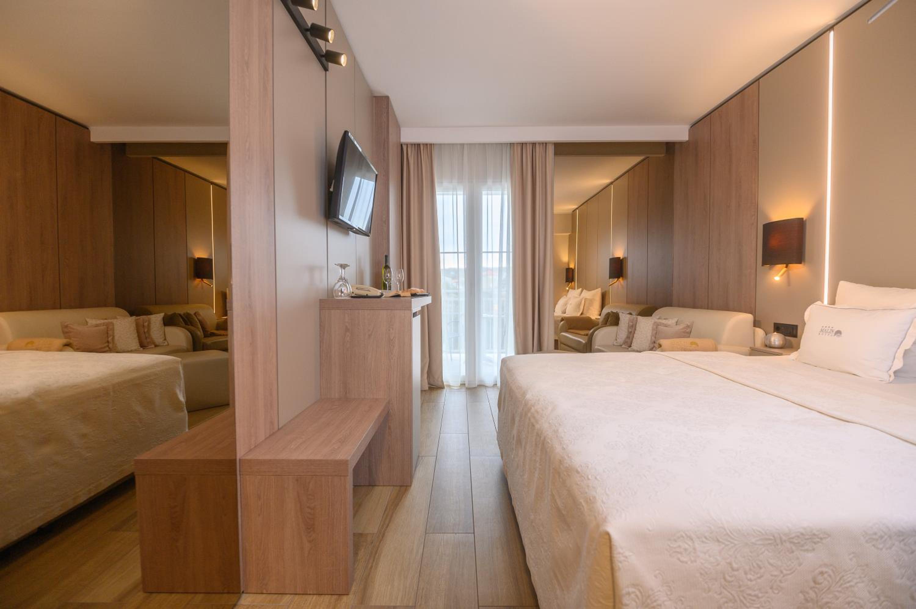 Double Room with Balcony - Photo 1