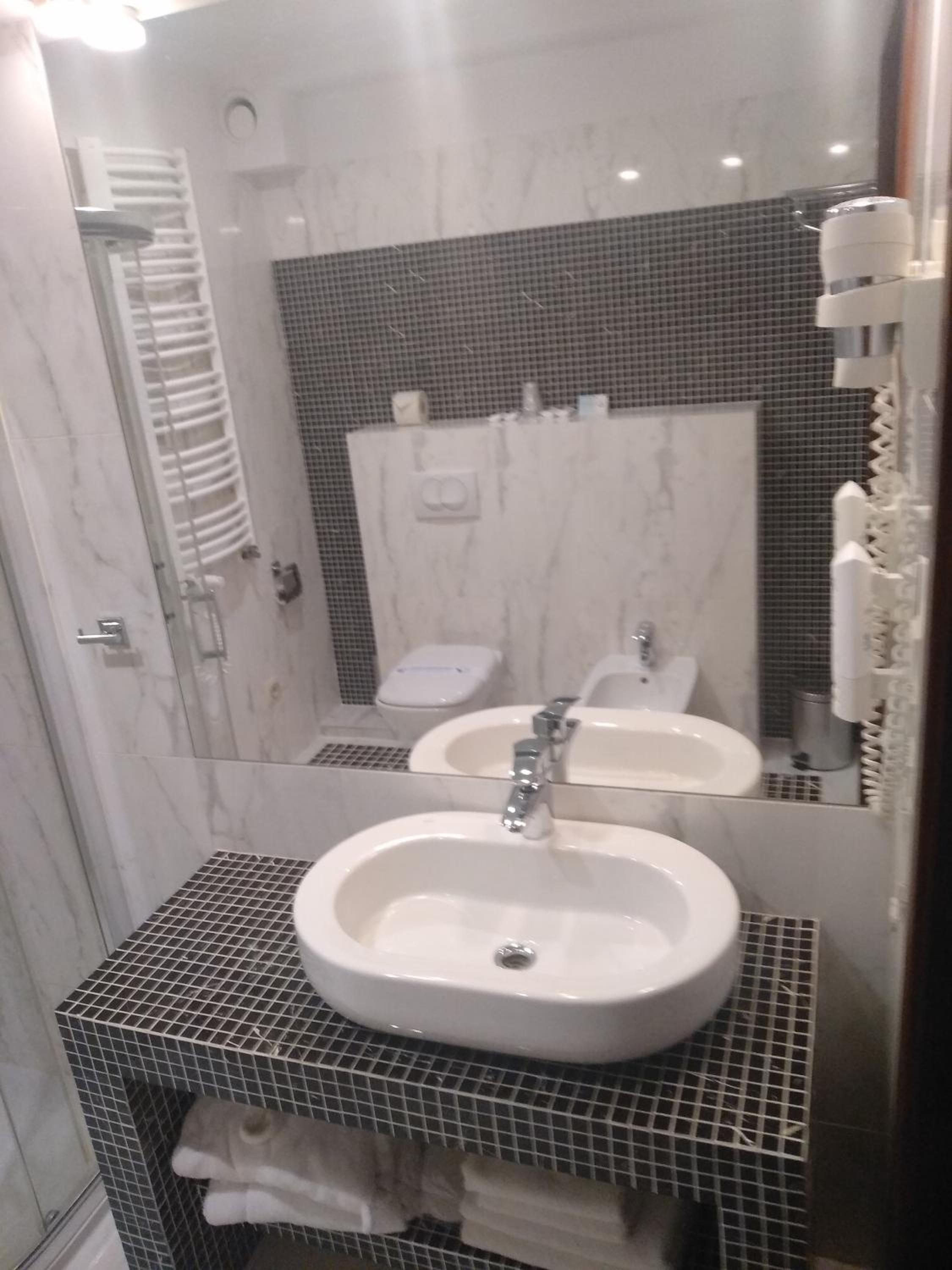 Deluxe Double or Twin Room photo 3