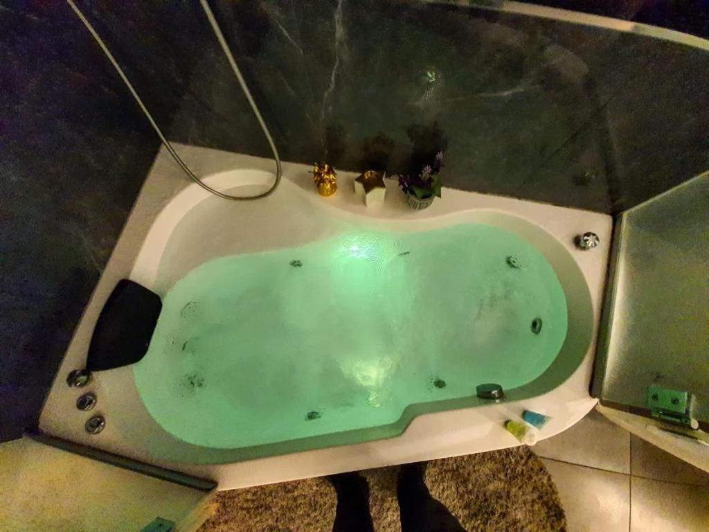 Queen Suite with Spa Bath - Photo 4