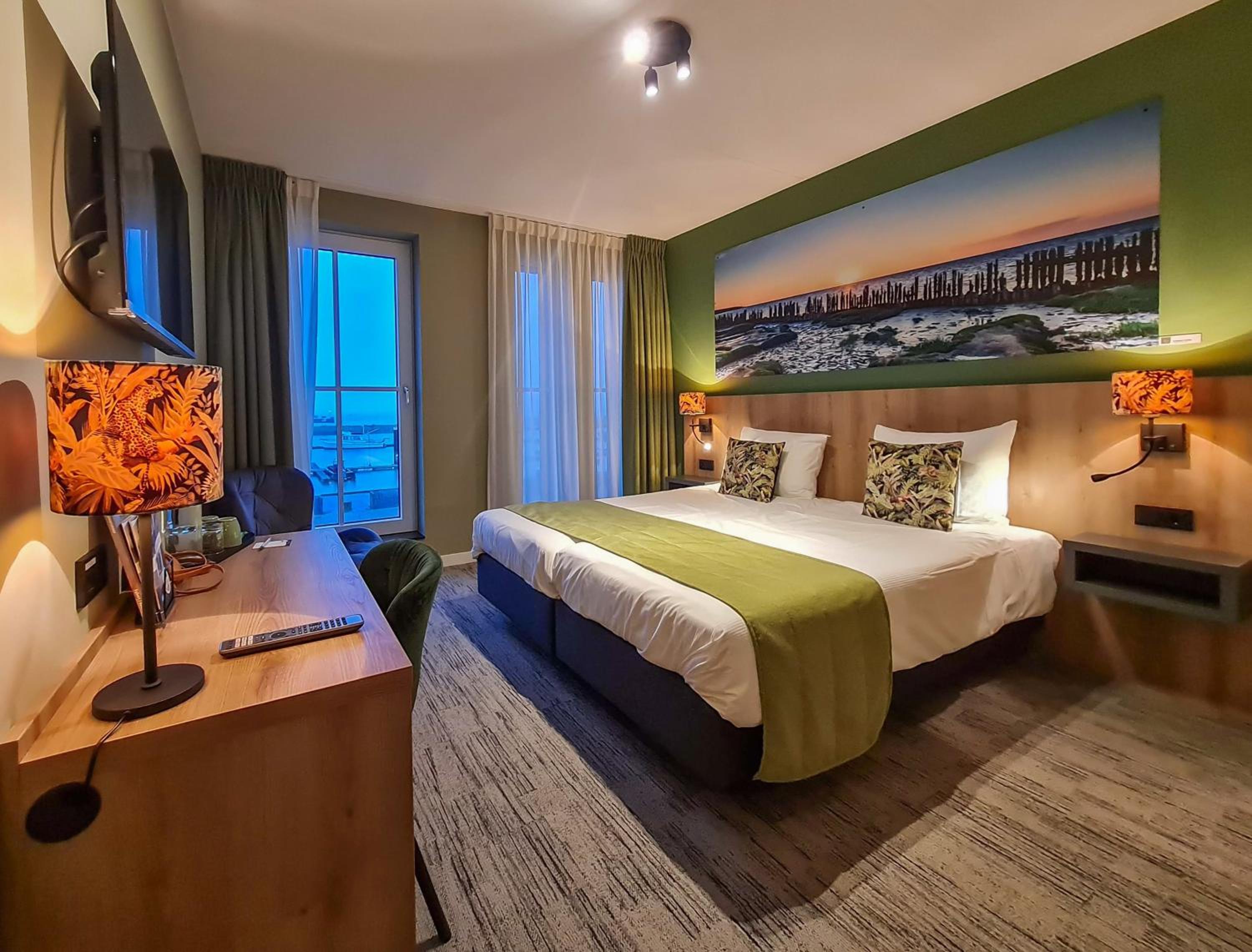 Standard Queen Room with Sea View